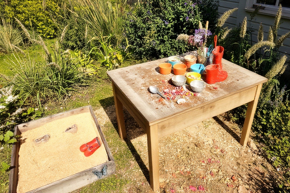 diy outdoor play workspace