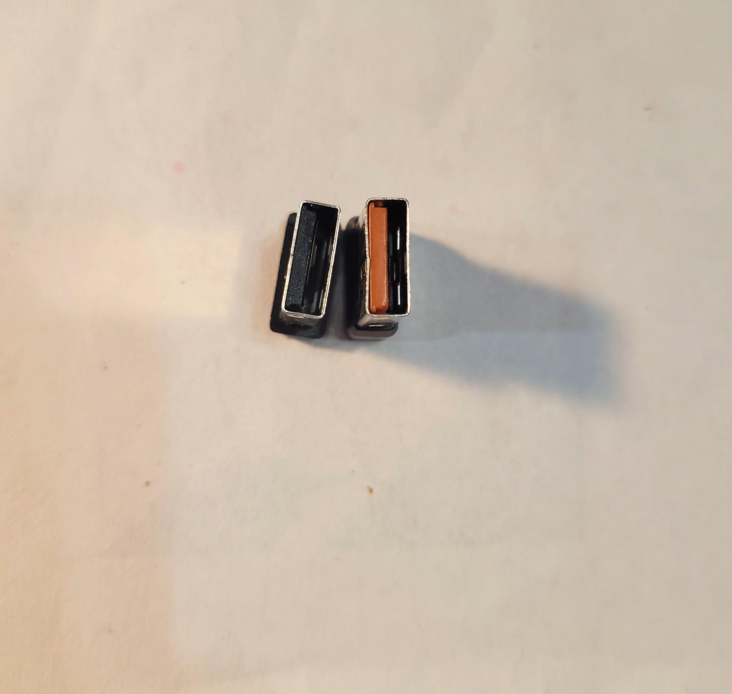 Logitech C-U0007 Unifying Receiver for Mouse and Keyboard Works with Any Logitech Product That Display The Unifying Logo (Orange Star, Connects up to 6 Devices) (C-U0007) - Customer Photo 2