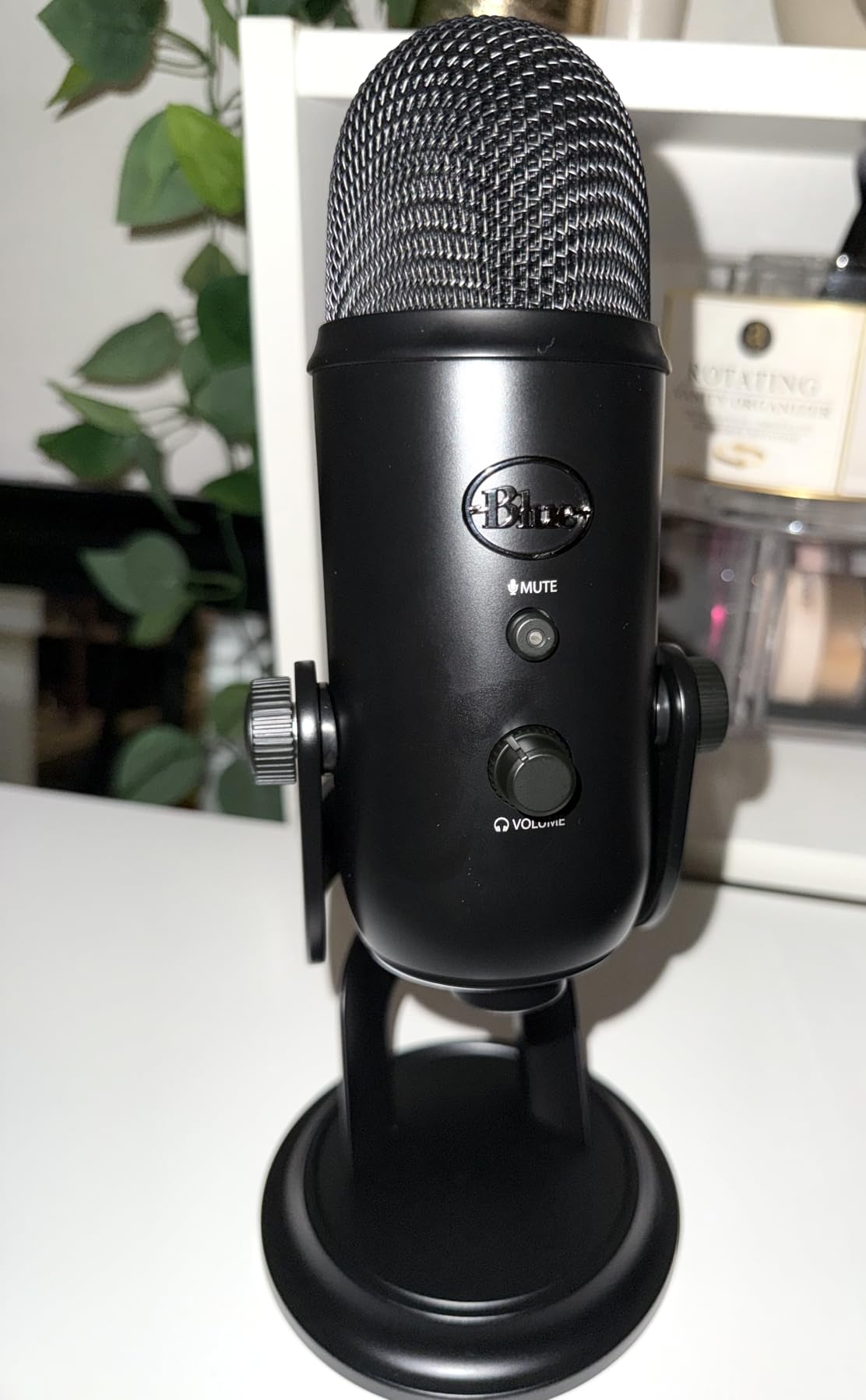 Logitech Creators Blue Yeti USB Microphone for Gaming, Streaming, Podcast, YouTube, Discord, PC, Studio Sound, Plug & Play-Midnight Blue Customer Review Logitech Creators Blue Yeti USB Microphone for Gaming, Streaming, Podcast, YouTube, Discord, PC, Studio Sound, Plug & Play-Midnight Blue - Customer Photo 1