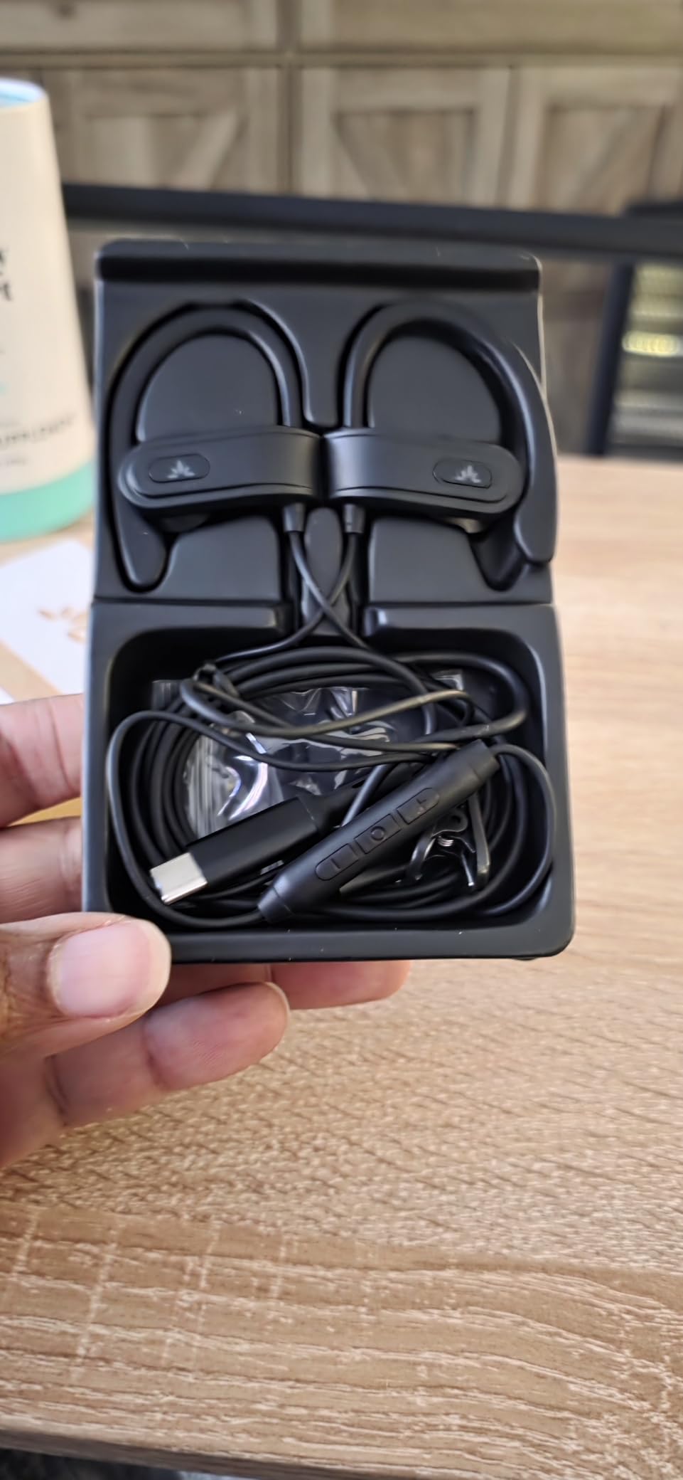 Avantree E171 - AUX 3.5mm Wired Earbuds with Microphone & in-Line Volume Control, Compatible with Traditional 3.5mm AUX Phones Corded Headphones with Ear Hook for Running & Sports, Black - Customer Photo 1
