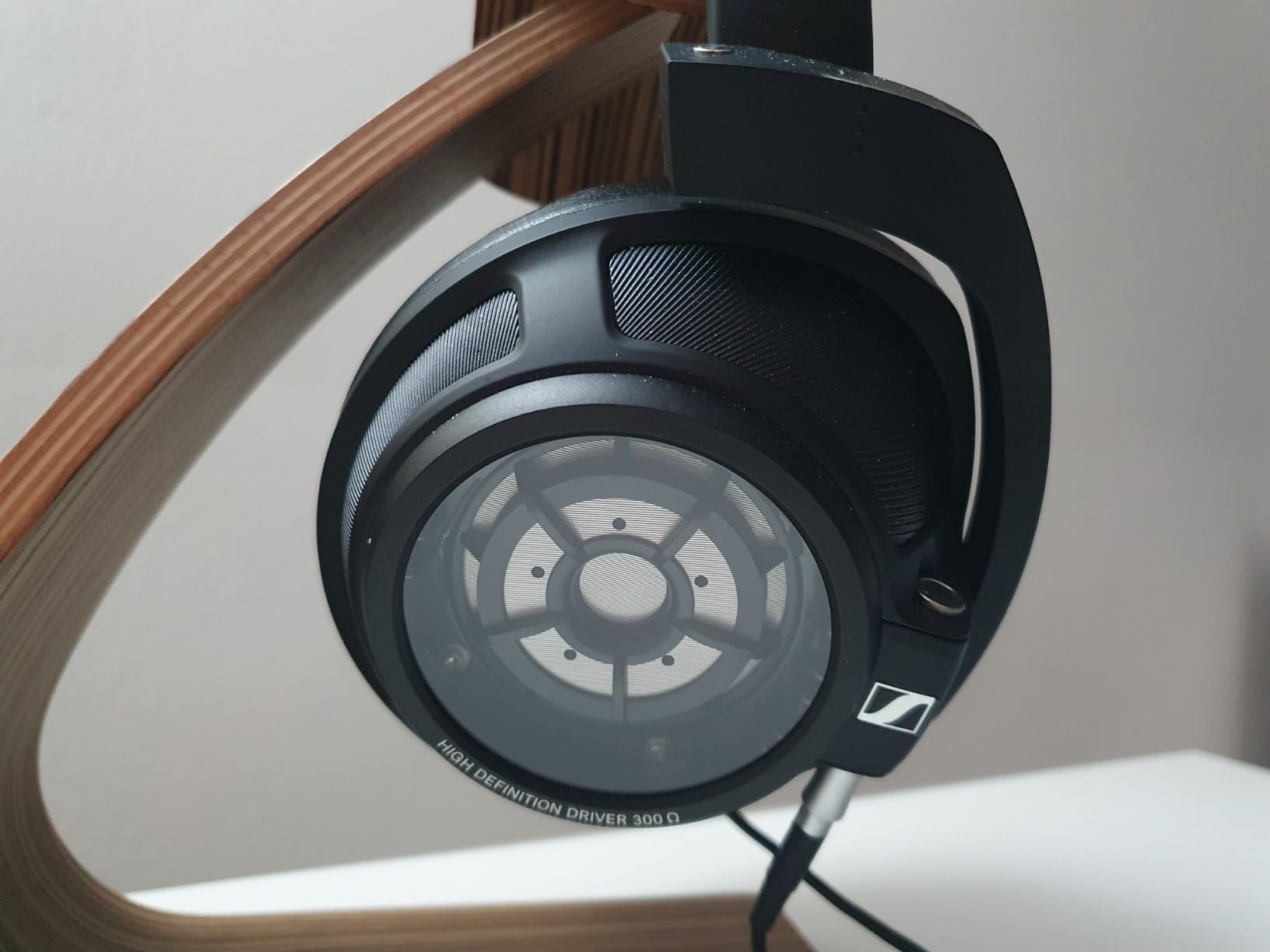 SENNHEISER HD 820 Over-the-Ear Audiophile Reference Headphones - Ring Radiator Drivers with Glass Reflector Technology, Sound Isolating Closed Earcups, Includes Balanced Cable, 2-Year Warranty (Black) - Customer Photo 1