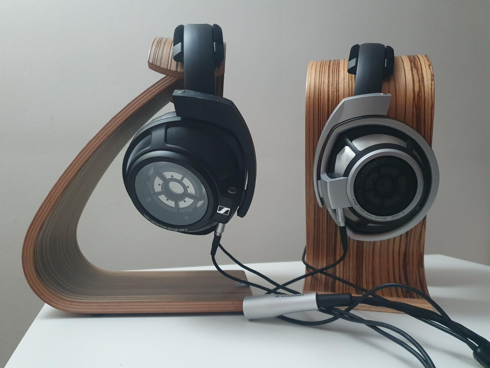 SENNHEISER HD 820 Over-the-Ear Audiophile Reference Headphones - Ring Radiator Drivers with Glass Reflector Technology, Sound Isolating Closed Earcups, Includes Balanced Cable, 2-Year Warranty (Black) - Customer Photo 2