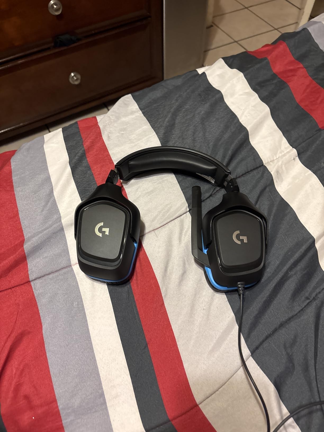 Logitech G432 Wired Gaming Headset, 7.1 Surround Sound, DTS Headphone:X 2.0, Flip-to-Mute Mic, PC (Leatherette) Black/Blue - Customer Photo 1