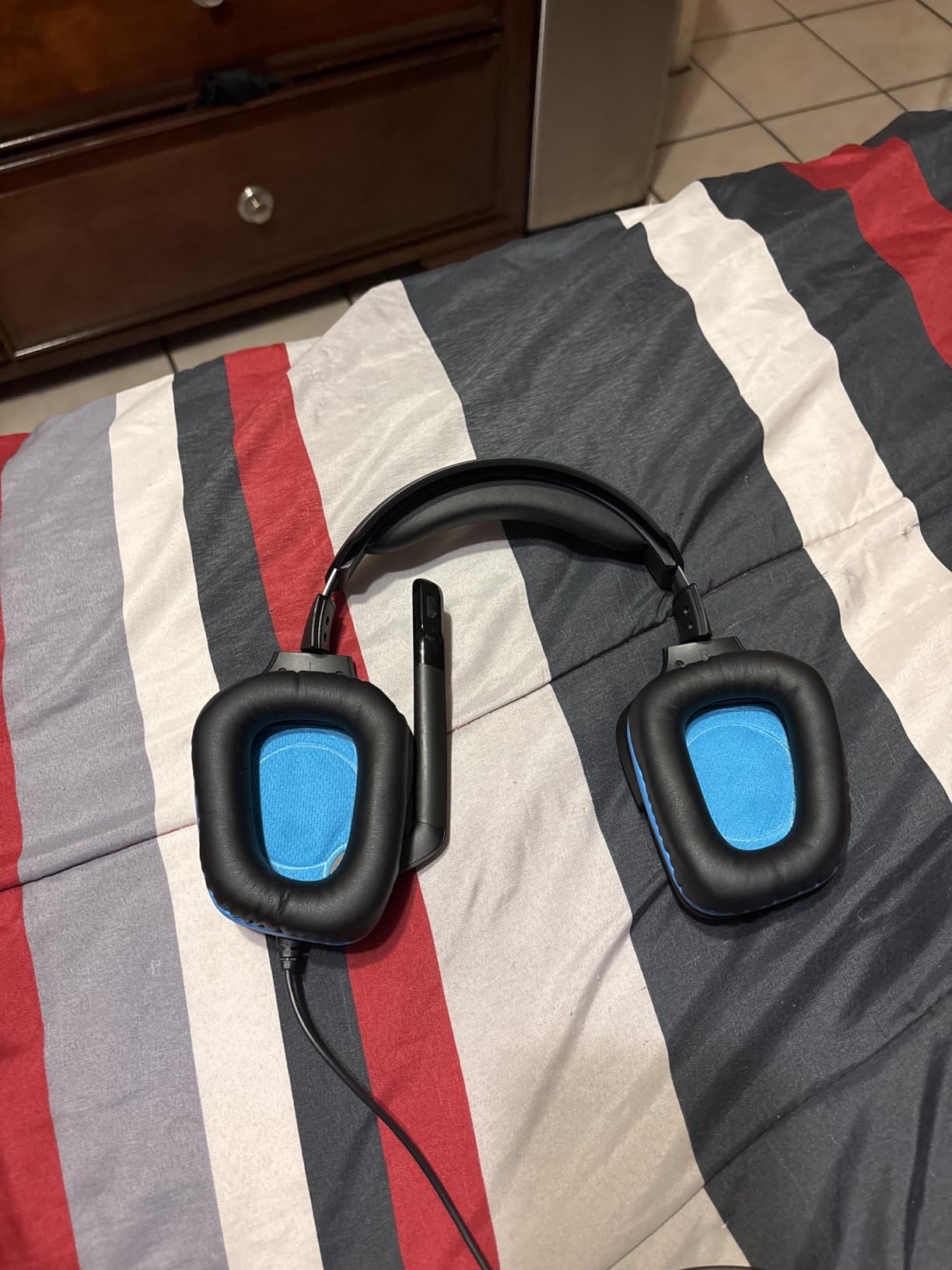 Logitech G432 Wired Gaming Headset, 7.1 Surround Sound, DTS Headphone:X 2.0, Flip-to-Mute Mic, PC (Leatherette) Black/Blue - Customer Photo 2