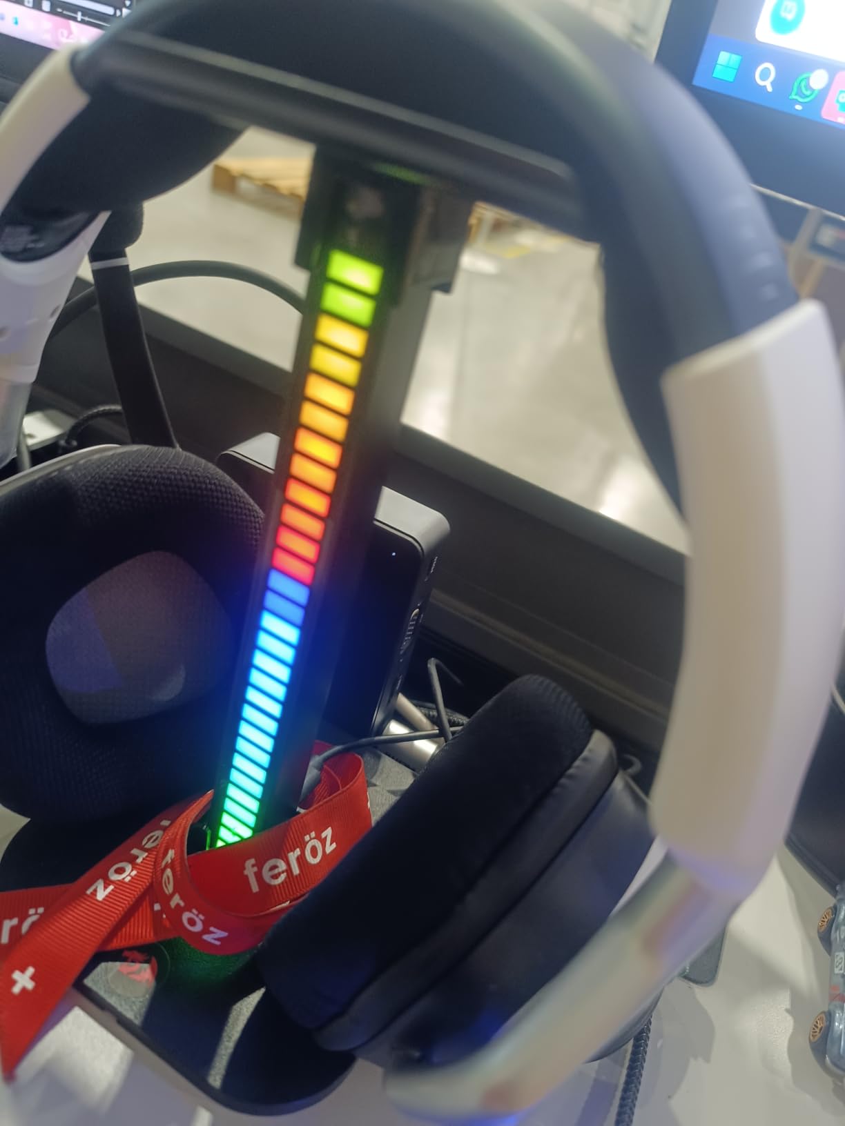 CORSAIR VOID RGB ELITE Wireless Gaming Headset – 7.1 Surround Sound – Omni-Directional Microphone – Microfiber Mesh Earpads – Up to 40ft Range – iCUE Compatible – PC, Mac, PS5, PS4 – Carbon - Customer Photo 2