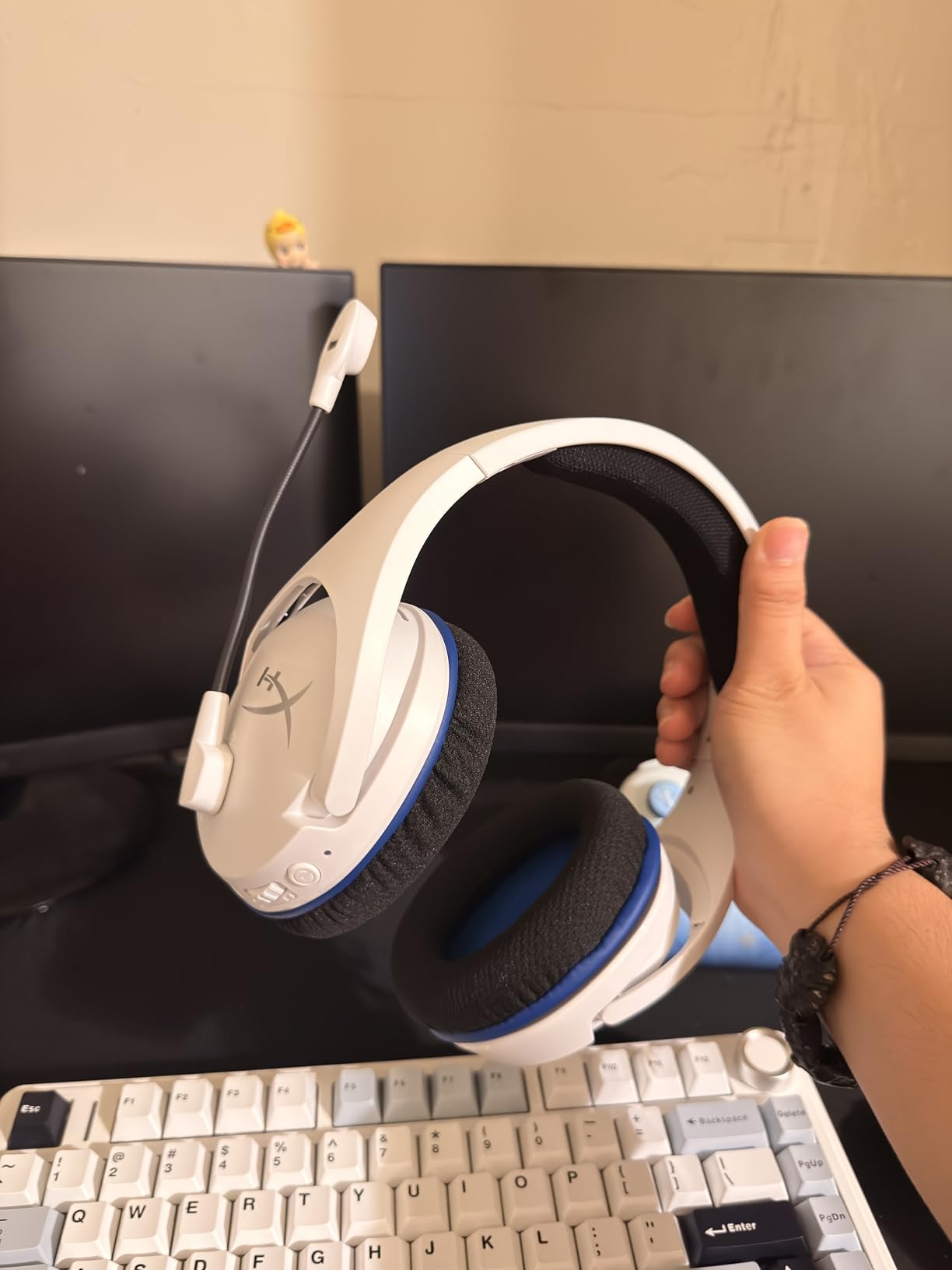 HyperX HHSS1C-KB-WT/G Cloud Stinger Core – Wireless Gaming Headset, for PS4, PS5, PC, Lightweight, Durable Steel Sliders, Noise-Cancelling Microphone - White Customer Review HyperX HHSS1C-KB-WT/G Cloud Stinger Core – Wireless Gaming Headset, for PS4, PS5, PC, Lightweight, Durable Steel Sliders, Noise-Cancelling Microphone - White - Customer Photo 1