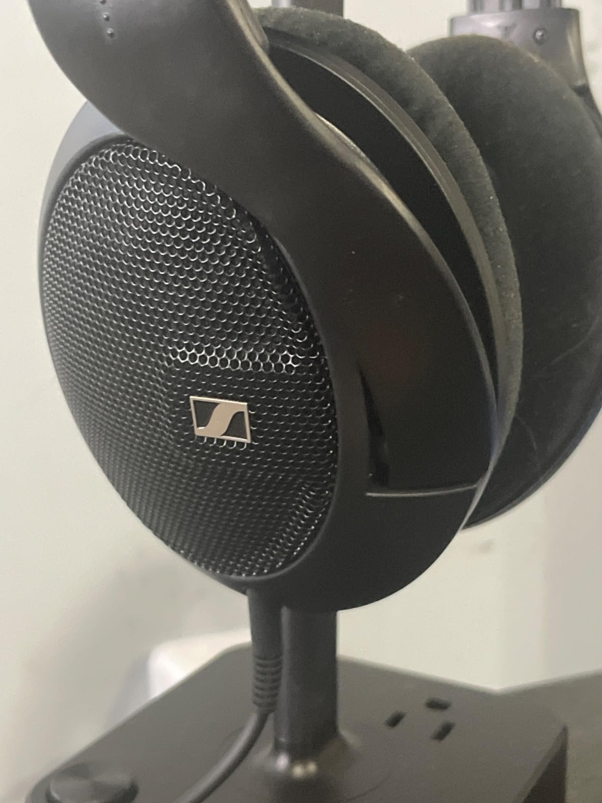 Sennheiser HD 560 S Over-The-Ear Audiophile Headphones - Neutral Frequency Response, E.A.R. Technology for Wide Sound Field, Open-Back Earcups, Detachable Cable Customer Review Sennheiser HD 560 S Over-The-Ear Audiophile Headphones - Neutral Frequency Response, E.A.R. Technology for Wide Sound Field, Open-Back Earcups, Detachable Cable - Customer Photo 2