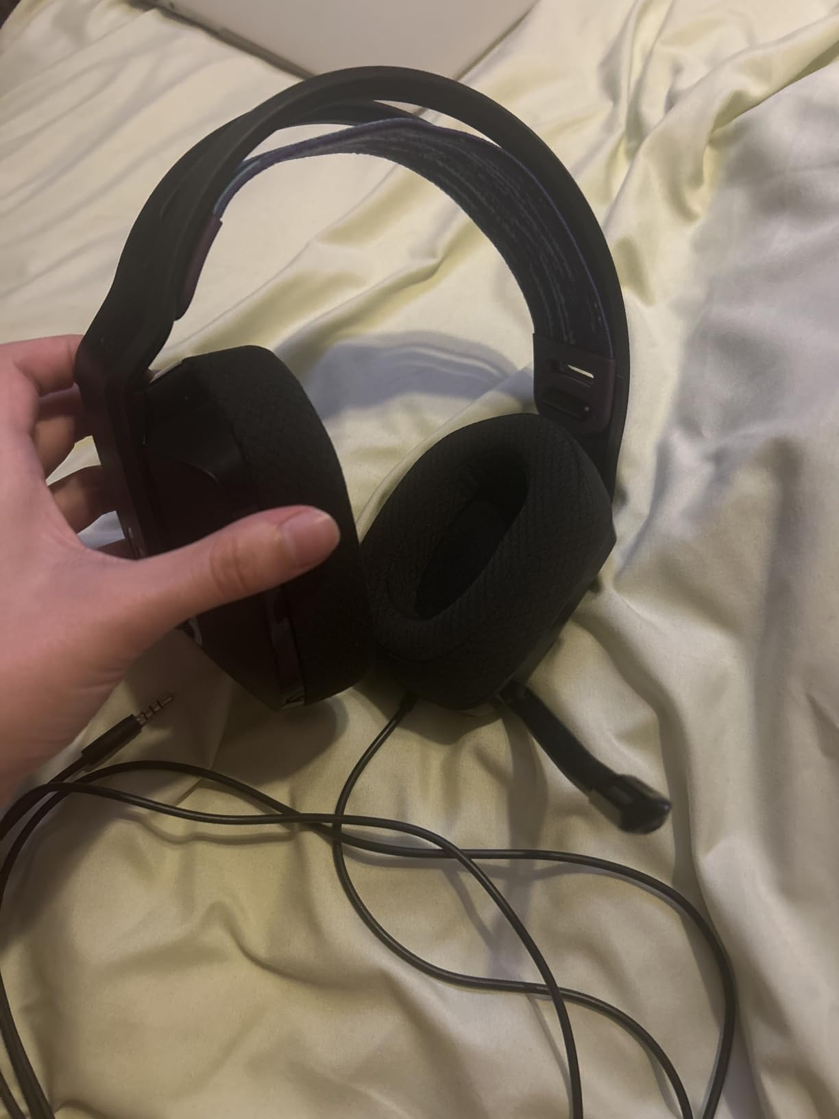 Logitech G535 LIGHTSPEED Wireless Gaming Headset - Lightweight on-ear headphones, flip to mute mic, stereo, USB rechargeable - Black Customer Review Logitech G535 LIGHTSPEED Wireless Gaming Headset - Lightweight on-ear headphones, flip to mute mic, stereo, USB rechargeable - Black - Customer Photo 1