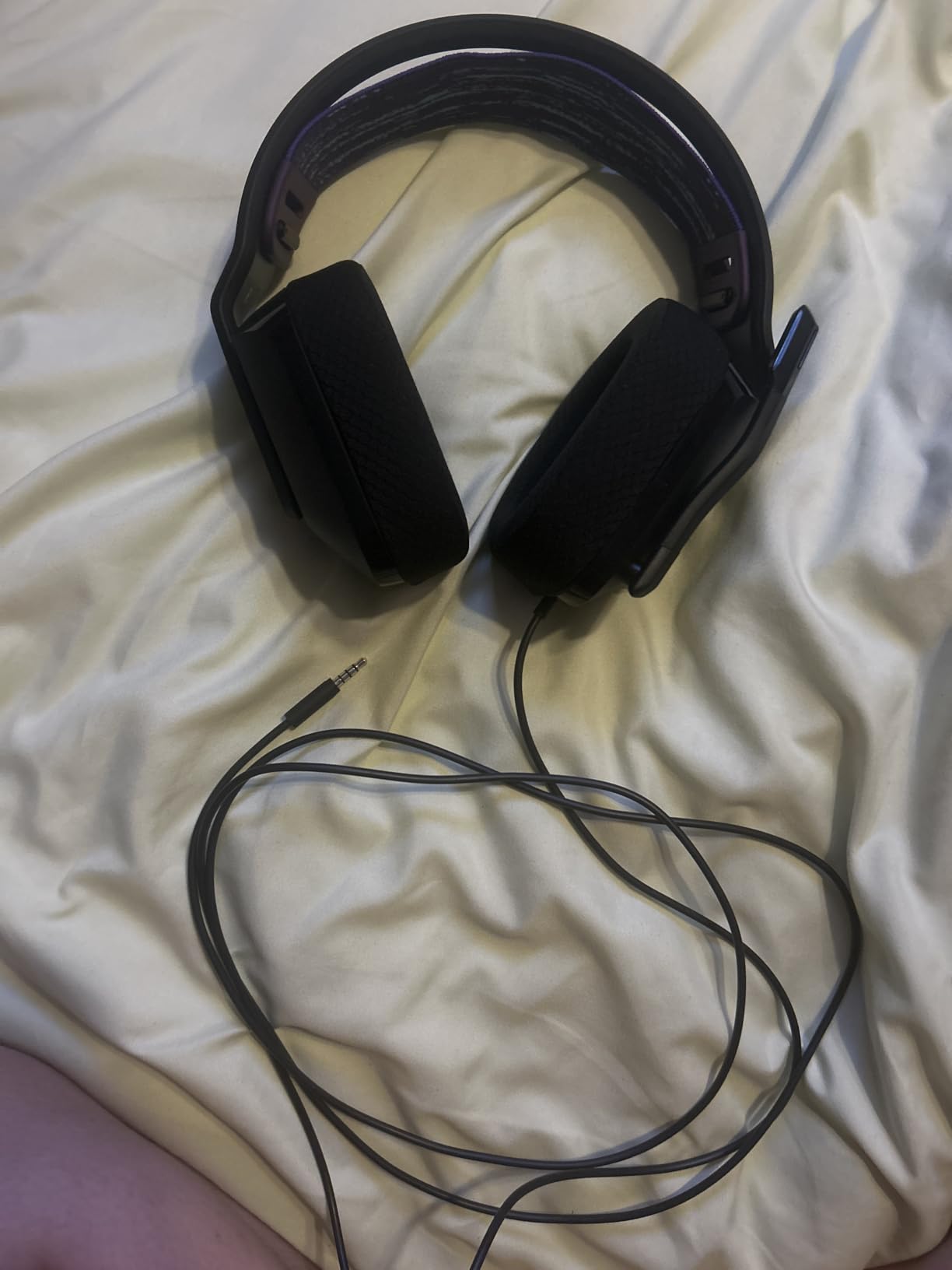 Logitech G535 LIGHTSPEED Wireless Gaming Headset - Lightweight on-ear headphones, flip to mute mic, stereo, USB rechargeable - Black Customer Review Logitech G535 LIGHTSPEED Wireless Gaming Headset - Lightweight on-ear headphones, flip to mute mic, stereo, USB rechargeable - Black - Customer Photo 2