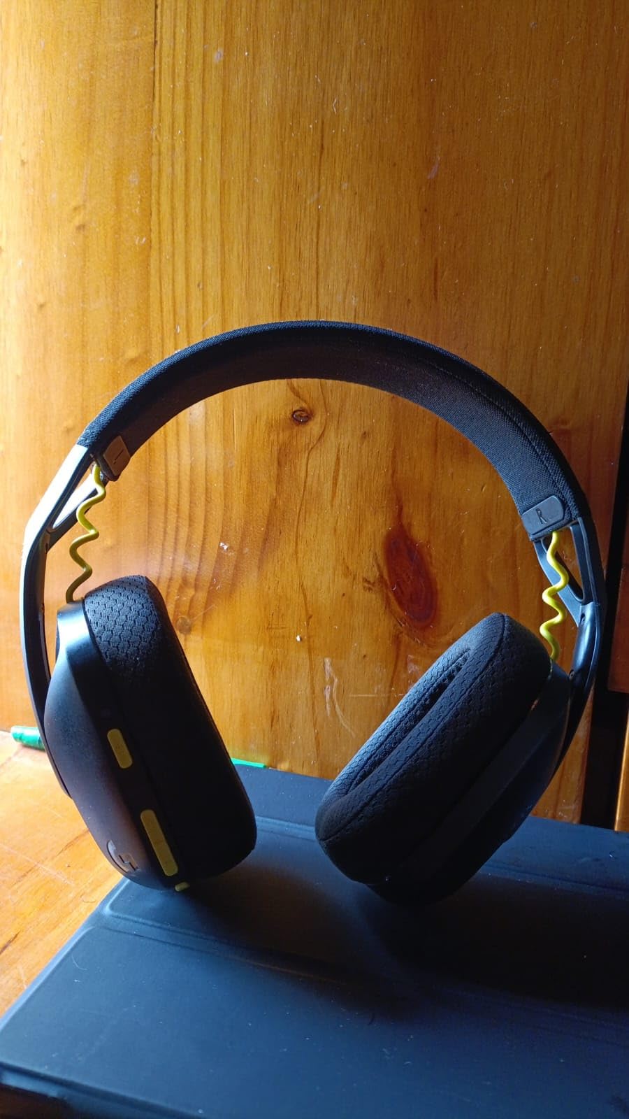 Logitech G435 LIGHTSPEED and Bluetooth Wireless Gaming Headset - Lightweight over-ear headphones, built-in mics, 18h battery, compatible with Dolby Atmos, PC, Mobile - Black Customer Review Logitech G435 LIGHTSPEED and Bluetooth Wireless Gaming Headset - Lightweight over-ear headphones, built-in mics, 18h battery, compatible with Dolby Atmos, PC, Mobile - Black - Customer Photo 1