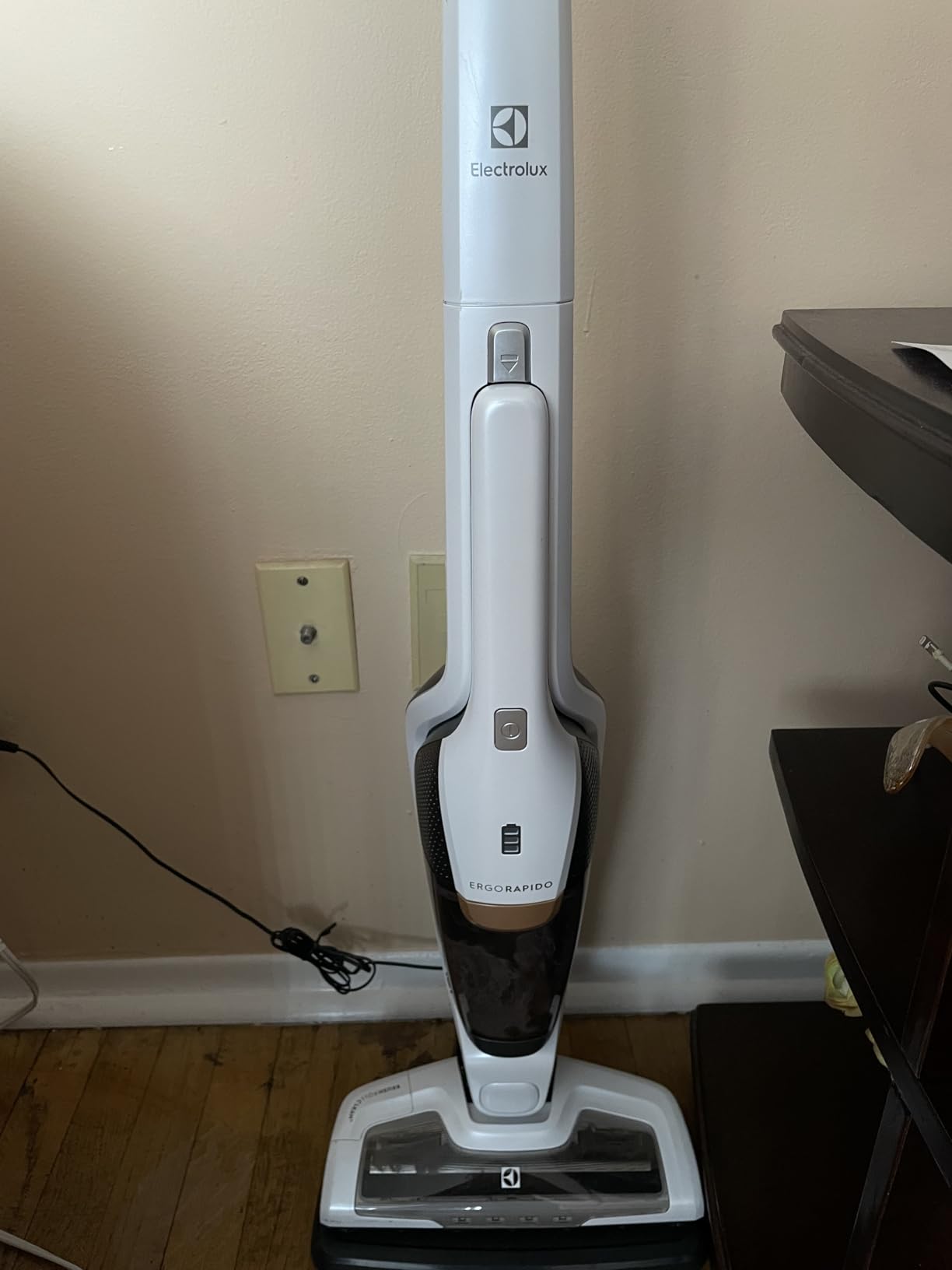 Electrolux Ergorapido Cordless 2-in-1 Vacuum Cleaner with High Suction Power and 180-Degree EasySteer Mobility, 48-Minute Run Time, 2 Power Modes, Satin White Customer Review Electrolux Ergorapido Cordless 2-in-1 Vacuum Cleaner with High Suction Power and 180-Degree EasySteer Mobility, 48-Minute Run Time, 2 Power Modes, Satin White - Customer Photo 1