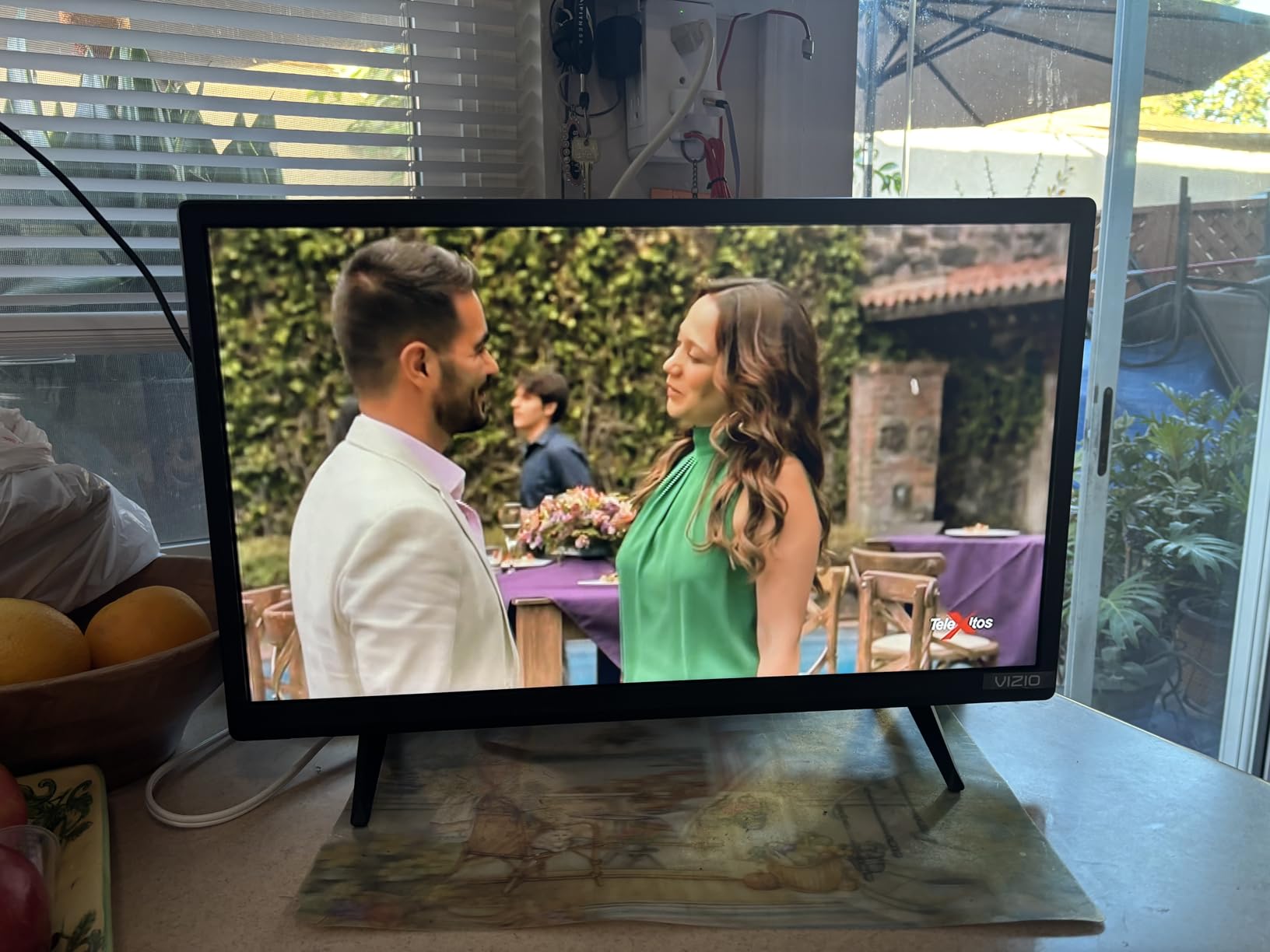 VIZIO 24-inch D-Series Full HD 1080p Smart TV with Apple AirPlay and Chromecast Built-in, Alexa Compatibility, D24f-J09, 2022 Model Customer Review VIZIO 24-inch D-Series Full HD 1080p Smart TV with Apple AirPlay and Chromecast Built-in, Alexa Compatibility, D24f-J09, 2022 Model - Customer Photo 2
