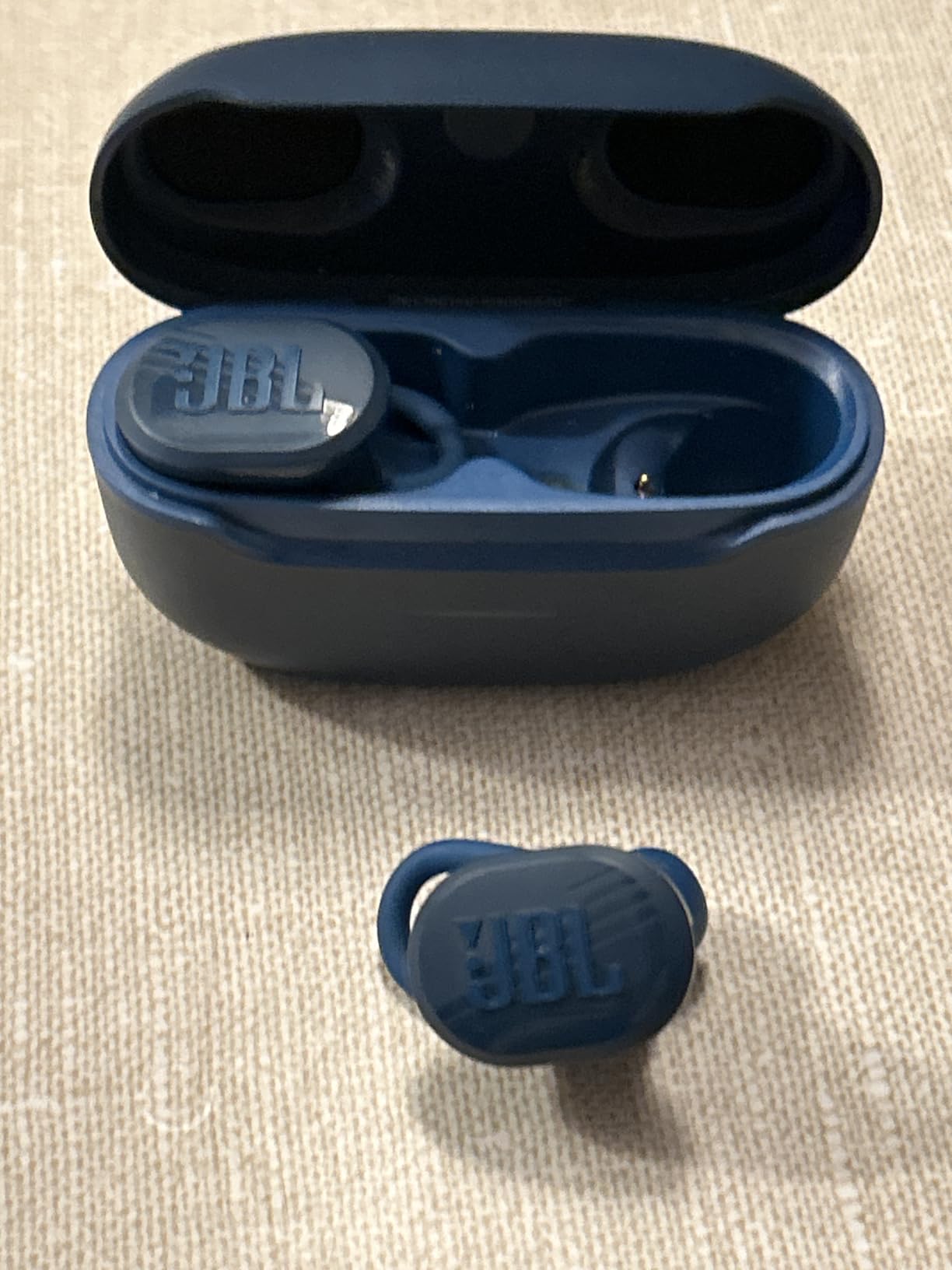 JBL Endurance Race TWS - Waterproof true wireless active sport earbuds, JBL Pure Bass Sound, Up to 30 hours of battery life, IP67 Waterproof and Dustproof, Ambient Aware & TalkThru (Blue) - Customer Photo 1