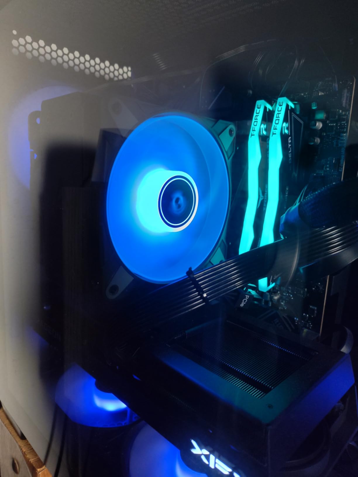 ARCTIC Freezer 36 A-RGB - Single-Tower CPU Cooler with Push-Pull, Two Pressure-optimised 120 mm P Fans and ARGB Lighting, Fluid Dynamic Bearing, 200–2000 RPM, 4 Heatpipes, incl. MX-6 Thermal Compound Customer Review ARCTIC Freezer 36 A-RGB - Single-Tower CPU Cooler with Push-Pull, Two Pressure-optimised 120 mm P Fans and ARGB Lighting, Fluid Dynamic Bearing, 200–2000 RPM, 4 Heatpipes, incl. MX-6 Thermal Compound - Customer Photo 1