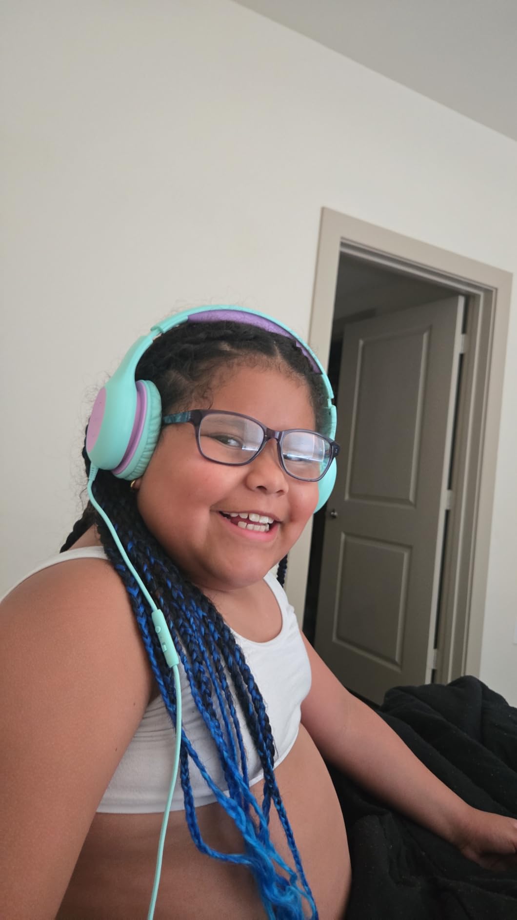 EarFun Kids Headphones Wired with Microphone, 85/94dB Volume Limit Headphones for Kids, Portable Wired Headphone with Shareport, Stereo Sound Foldable Headset for School/Tablet/iPad/Kindle, Black Red Customer Review EarFun Kids Headphones Wired with Microphone, 85/94dB Volume Limit Headphones for Kids, Portable Wired Headphone with Shareport, Stereo Sound Foldable Headset for School/Tablet/iPad/Kindle, Black Red - Customer Photo 1