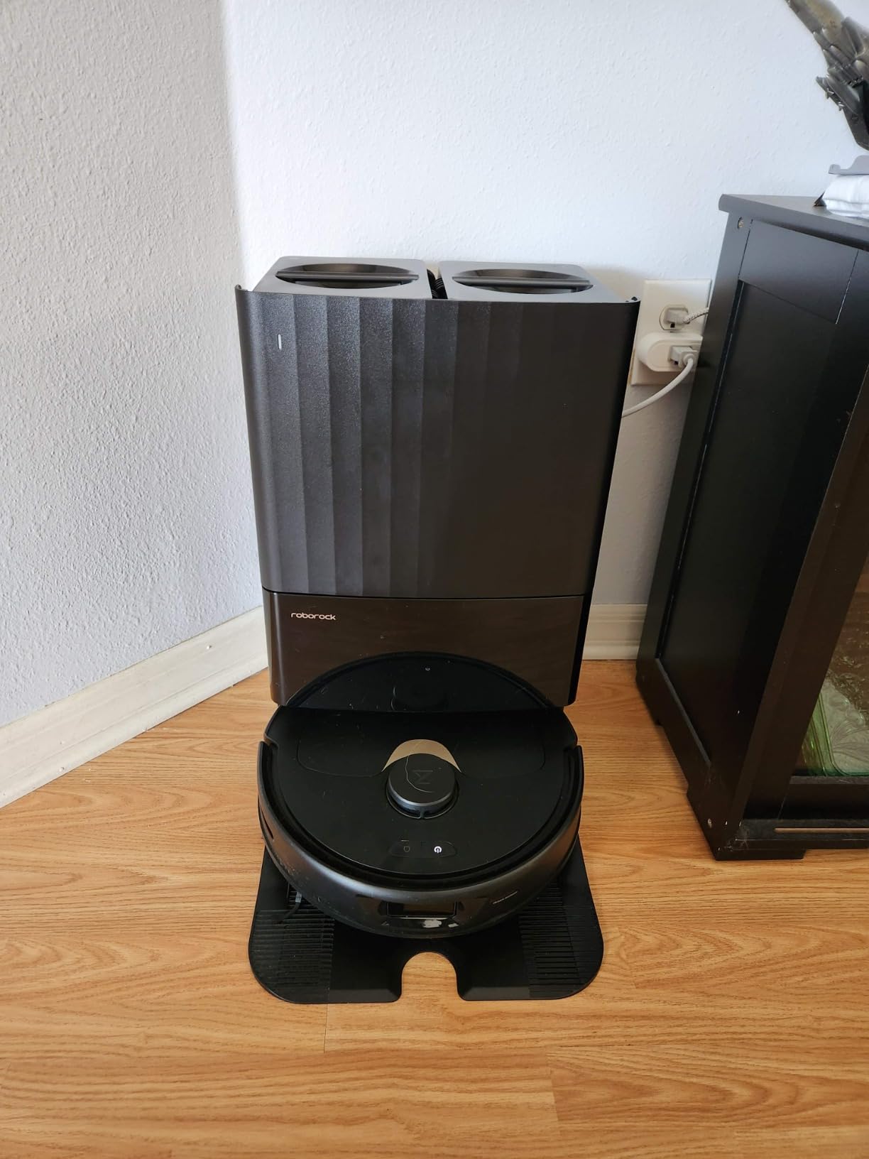 roborock Q Revo Robot Vacuum and Mop, Auto-Drying, Auto Mop Washing, Dual Spinning Mops, Auto Mop Lifting, Self-Refilling, Self-Emptying, Reactive Tech Obstacle Avoidance, 5500Pa Suction, White - Customer Photo 1