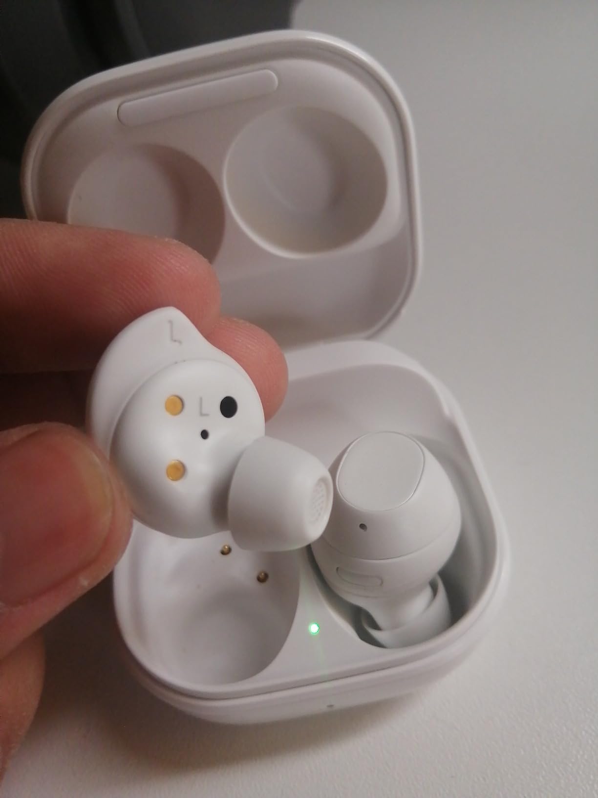 SAMSUNG Galaxy Buds Fan Edition(FE) SM-R400, Active Noise-Cancelling, Wireless Bluetooth v5.2 Earbuds, Android 8.0 and Up - (White) Customer Review SAMSUNG Galaxy Buds Fan Edition(FE) SM-R400, Active Noise-Cancelling, Wireless Bluetooth v5.2 Earbuds, Android 8.0 and Up - (White) - Customer Photo 2