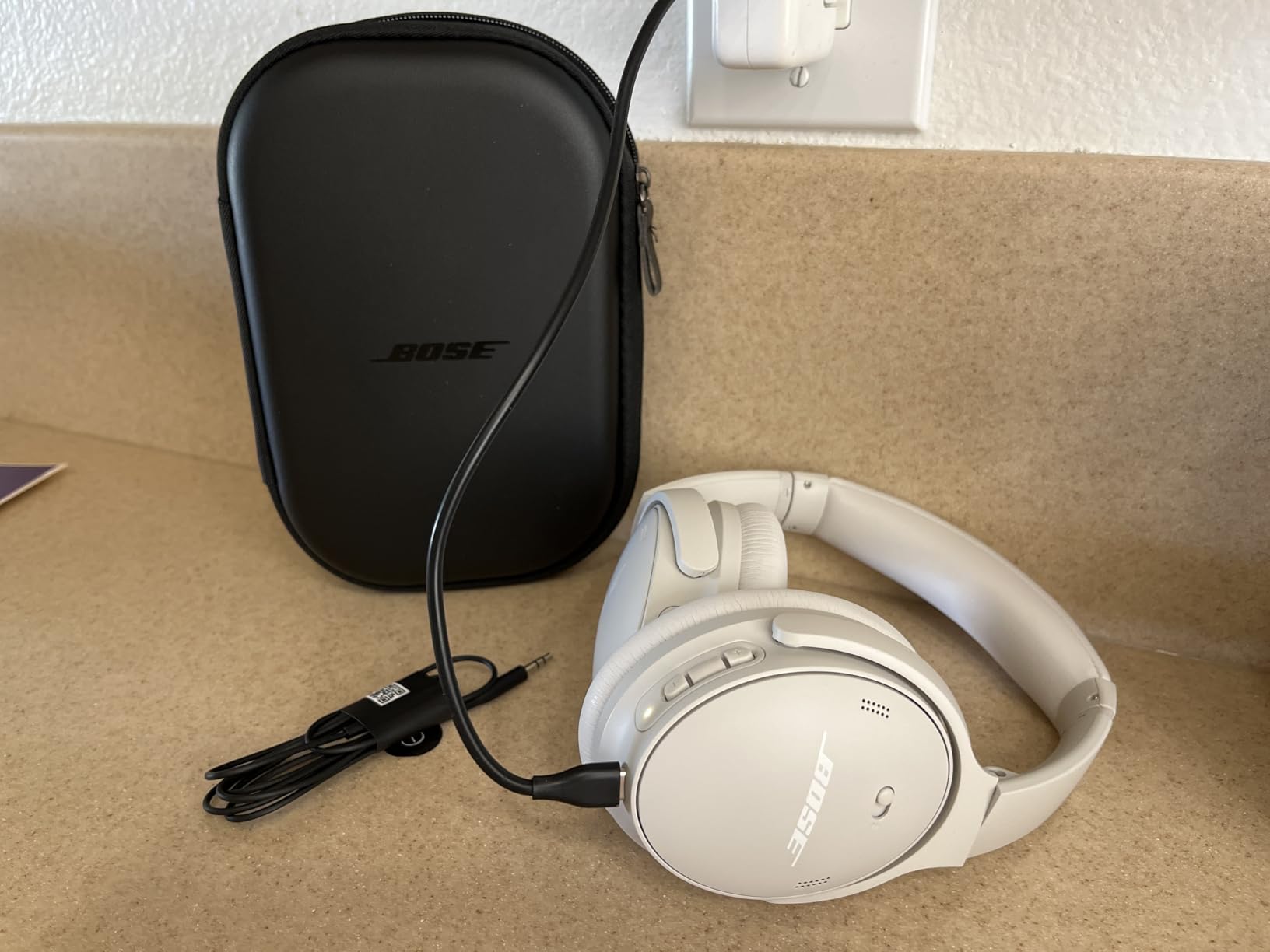 Bose QuietComfort Wireless Noise Cancelling Headphones, Bluetooth Over Ear Headphones with Up to 24 Hours of Battery Life, White Smoke (Renewed) Customer Review Bose QuietComfort Wireless Noise Cancelling Headphones, Bluetooth Over Ear Headphones with Up to 24 Hours of Battery Life, White Smoke (Renewed) - Customer Photo 1