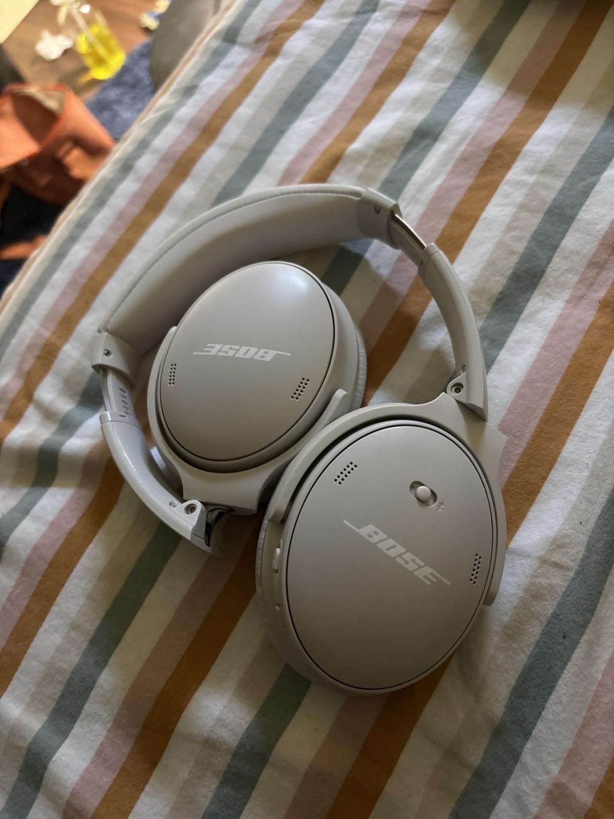 Bose QuietComfort Wireless Noise Cancelling Headphones, Bluetooth Over Ear Headphones with Up to 24 Hours of Battery Life, White Smoke (Renewed) - Customer Photo 2