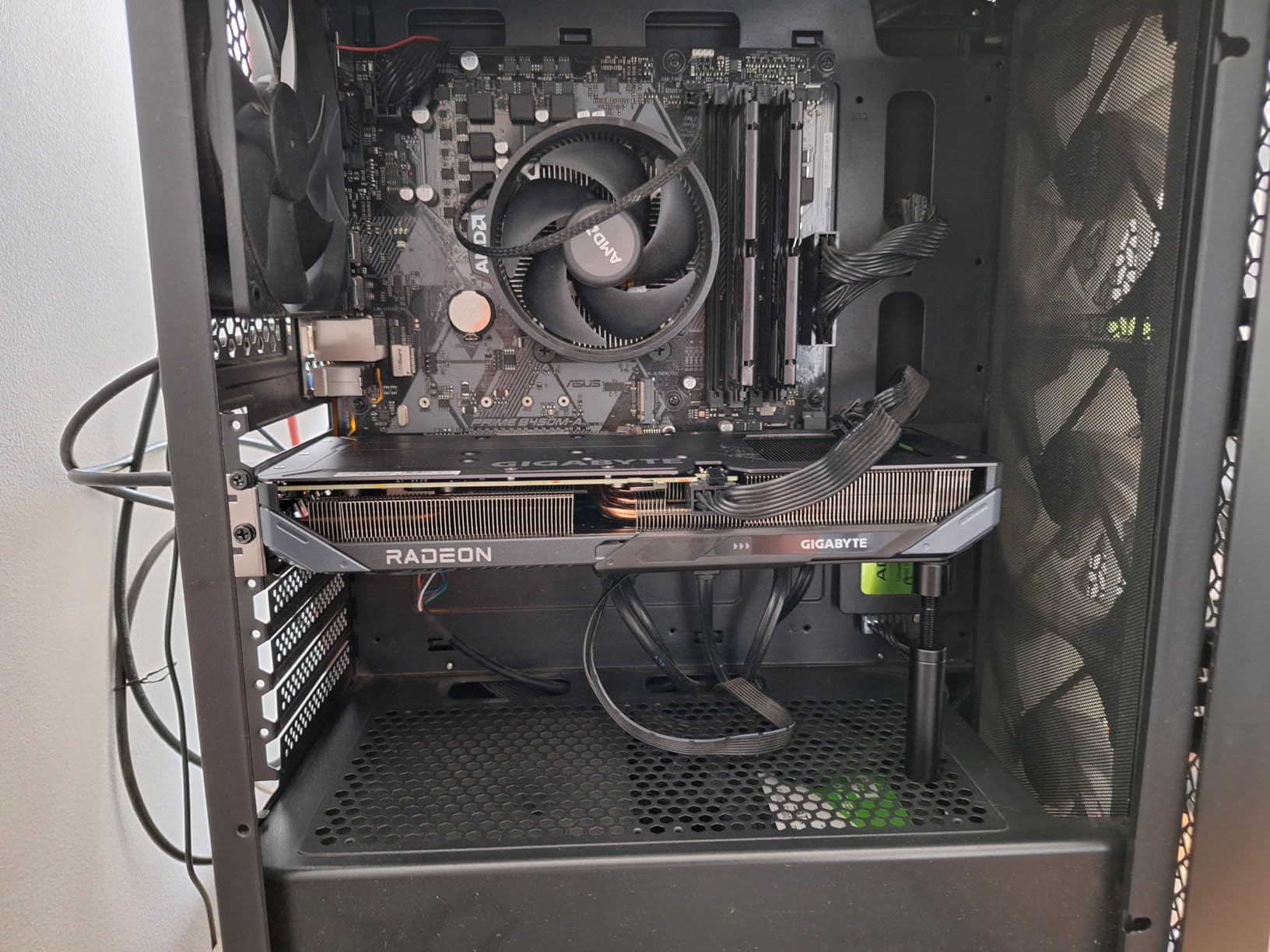 GIGABYTE Radeon RX 7600 XT Gaming OC 16G Graphics Card, 3X WINDFORCE Fans 16GB 128-bit GDDR6 Customer Review GIGABYTE Radeon RX 7600 XT Gaming OC 16G Graphics Card, 3X WINDFORCE Fans 16GB 128-bit GDDR6 - Customer Photo 1