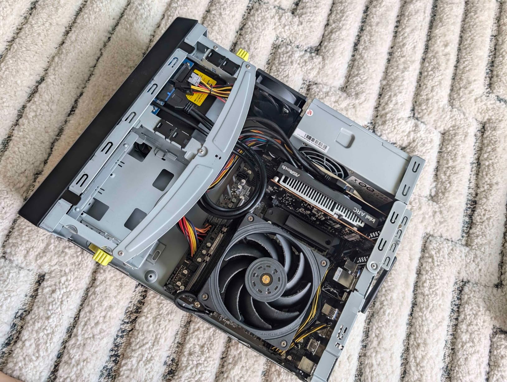 InWin BQ656 Mini-ITX Case with Internal 200W 80+ Gold PSU, Slim Optical Drive Bay x 1 or 2.5 InWin BQ656 Mini-ITX Case with Internal 200W 80+ Gold PSU, Slim Optical Drive Bay x 1 or 2.5