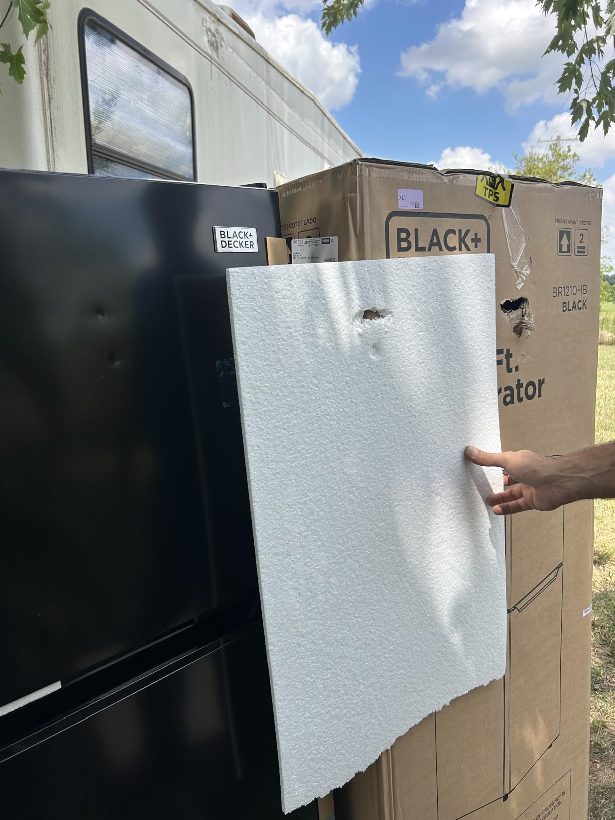 BLACK+DECKER 20.1 Cu. Ft. Top Mount Refrigerator with Ice Maker, 2-Door Refrigerator with Top Freezer, Freezer with Icemaker and Adjustable Temperature Control, ENERGY STAR, BR2010JIMW, White Customer Review BLACK+DECKER 20.1 Cu. Ft. Top Mount Refrigerator with Ice Maker, 2-Door Refrigerator with Top Freezer, Freezer with Icemaker and Adjustable Temperature Control, ENERGY STAR, BR2010JIMW, White - Customer Photo 2