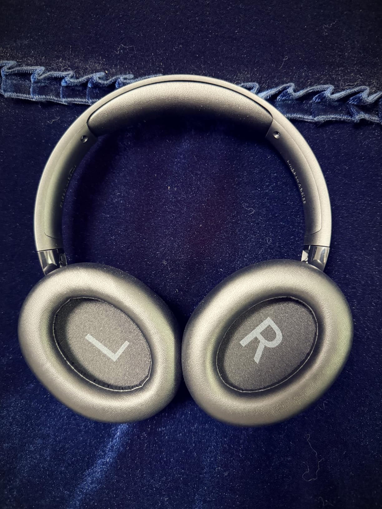 Amazon Basics Hybrid Active Noise Cancelling Headphones - Customer Photo 1