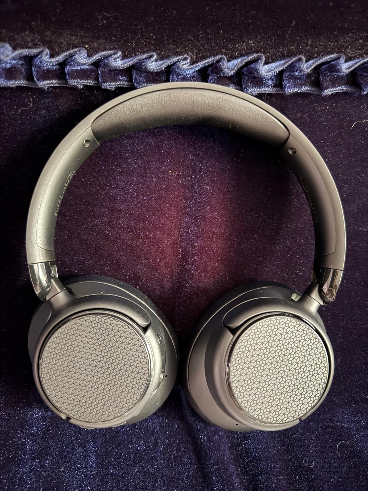 Amazon Basics Hybrid Active Noise Cancelling Headphones, 35 Hours Playtime with ANC on and 45 Hours with ANC Off, Wireless, Over Ear Comfortable Fit, Bluetooth, One Size, Black - Customer Photo 1