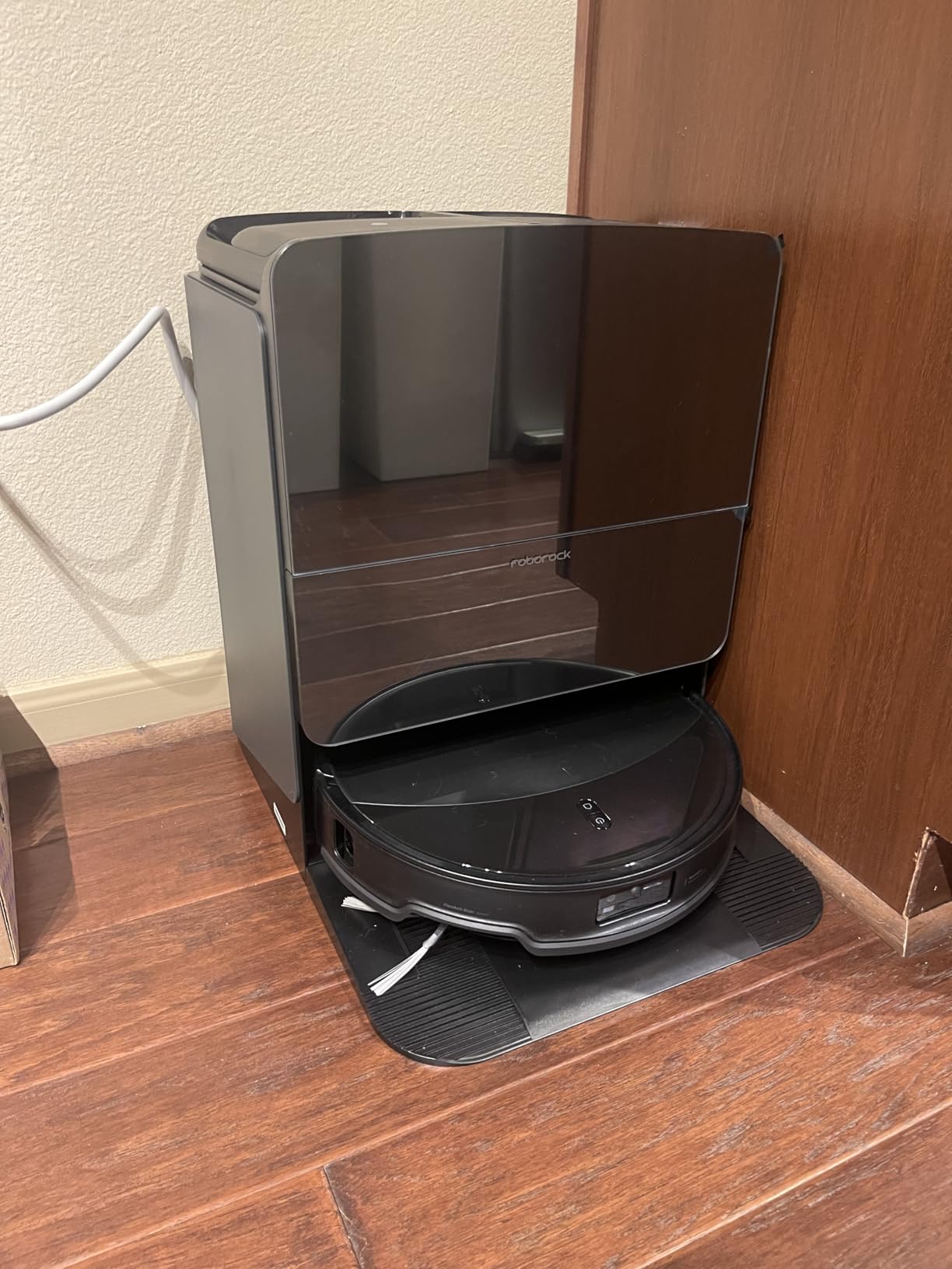roborock Saros 10R Robot Vacuum and Mop, 22,000 Pa Suction, Zero-Tangling, 3.14'' Ultra Slim, FlexiArm Riser Technology for Carpet & Floor, Corner & Edge Cleaning, Self-Emptying, Hot Air Drying, Black Customer Review roborock Saros 10R Robot Vacuum and Mop, 22,000 Pa Suction, Zero-Tangling, 3.14'' Ultra Slim, FlexiArm Riser Technology for Carpet & Floor, Corner & Edge Cleaning, Self-Emptying, Hot Air Drying, Black - Customer Photo 1