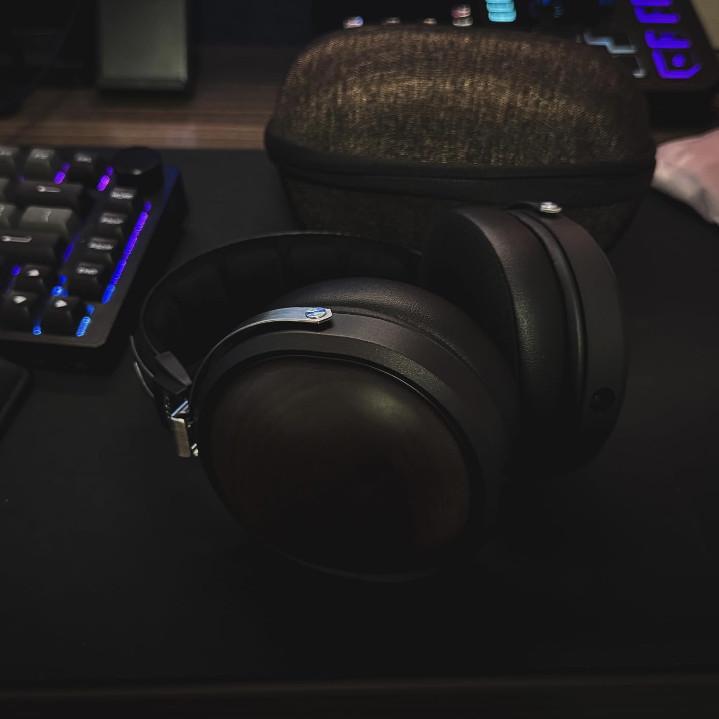 FiiO FT1 Closed-Back Over-Ear Nanowood Fiber Composite Diaphragm Wired Hi-Fi Headphones, Detachable Cable, American Black Walnut Wood Ear Cups for Home, Studio, Recording (Beech) - Customer Photo 2