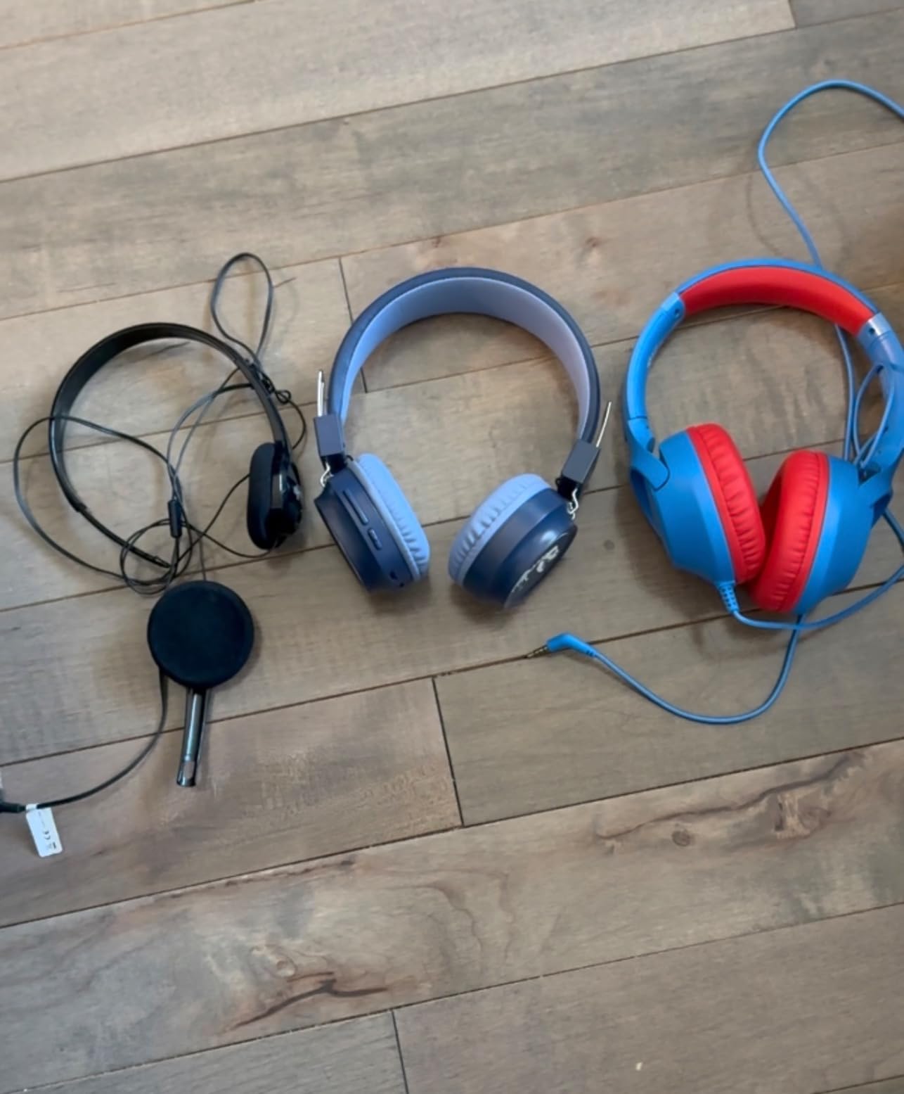 Kids Headphones for School, 85/94 dB Volume Limit, Wired Over Ear Headphones for Kids Boys Girls with Microphone, Foldable Stereo Sound 3.5mm Wired Cord for Kindle Tablet Airplane Travel, Blue Customer Review Kids Headphones for School, 85/94 dB Volume Limit, Wired Over Ear Headphones for Kids Boys Girls with Microphone, Foldable Stereo Sound 3.5mm Wired Cord for Kindle Tablet Airplane Travel, Blue - Customer Photo 2