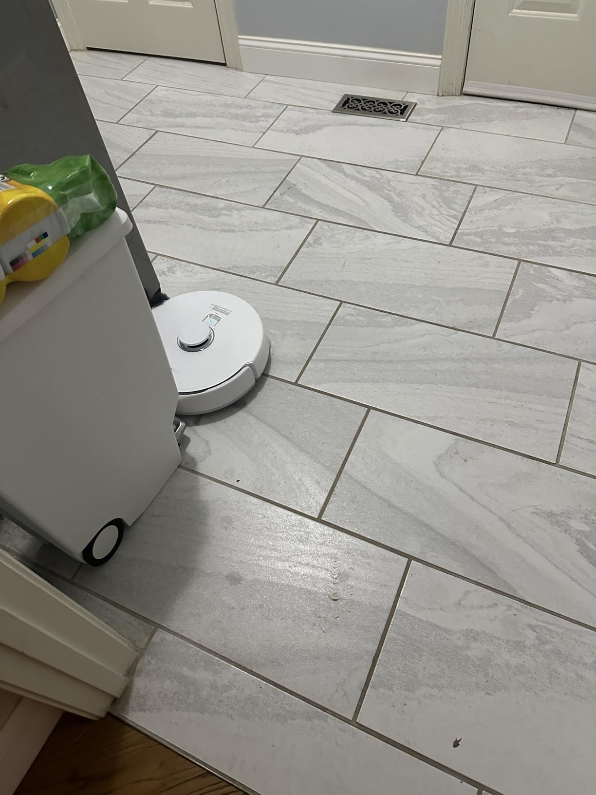 NARWAL Freo Z10 Ultra Robot Vacuum and Mop Combo, Dual RGB Cameras and Chips, AI Avoidance, 8N Corner to Edge Deep Cleaning, Dry-Wet Separation, 18000Pa, Hot Water Wash & Self-Emptying - Customer Photo 1