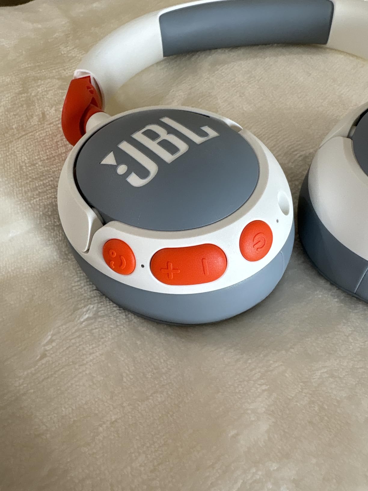JBL Junior 470NC - Wireless Over-Ear Noise Cancelling Kids Headphones Safe Sound (<85dB), Fit for Kids, Parental Control with Customizable Volume & Playtime and 50Hr Battery Life (White) - Customer Photo 1