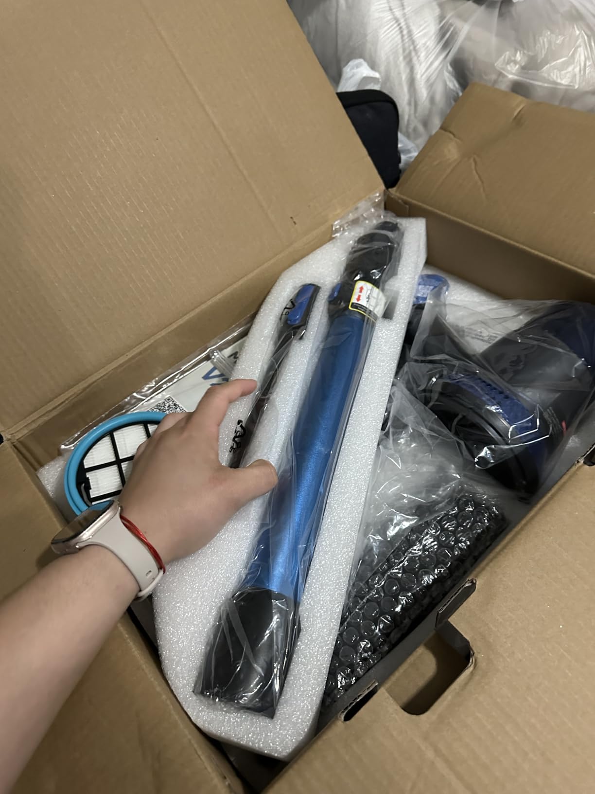 V25 Cordless Vacuum Cleaner, 680W 60Kpa Powerful Stick Vacuum with Dust Sensor, Digital Display, 4000mAh Rechargeable Battery up to 60Mins, Versatile for Pet Hair, Floor, Carpet (Royal) Customer Review V25 Cordless Vacuum Cleaner, 680W 60Kpa Powerful Stick Vacuum with Dust Sensor, Digital Display, 4000mAh Rechargeable Battery up to 60Mins, Versatile for Pet Hair, Floor, Carpet (Royal) - Customer Photo 1