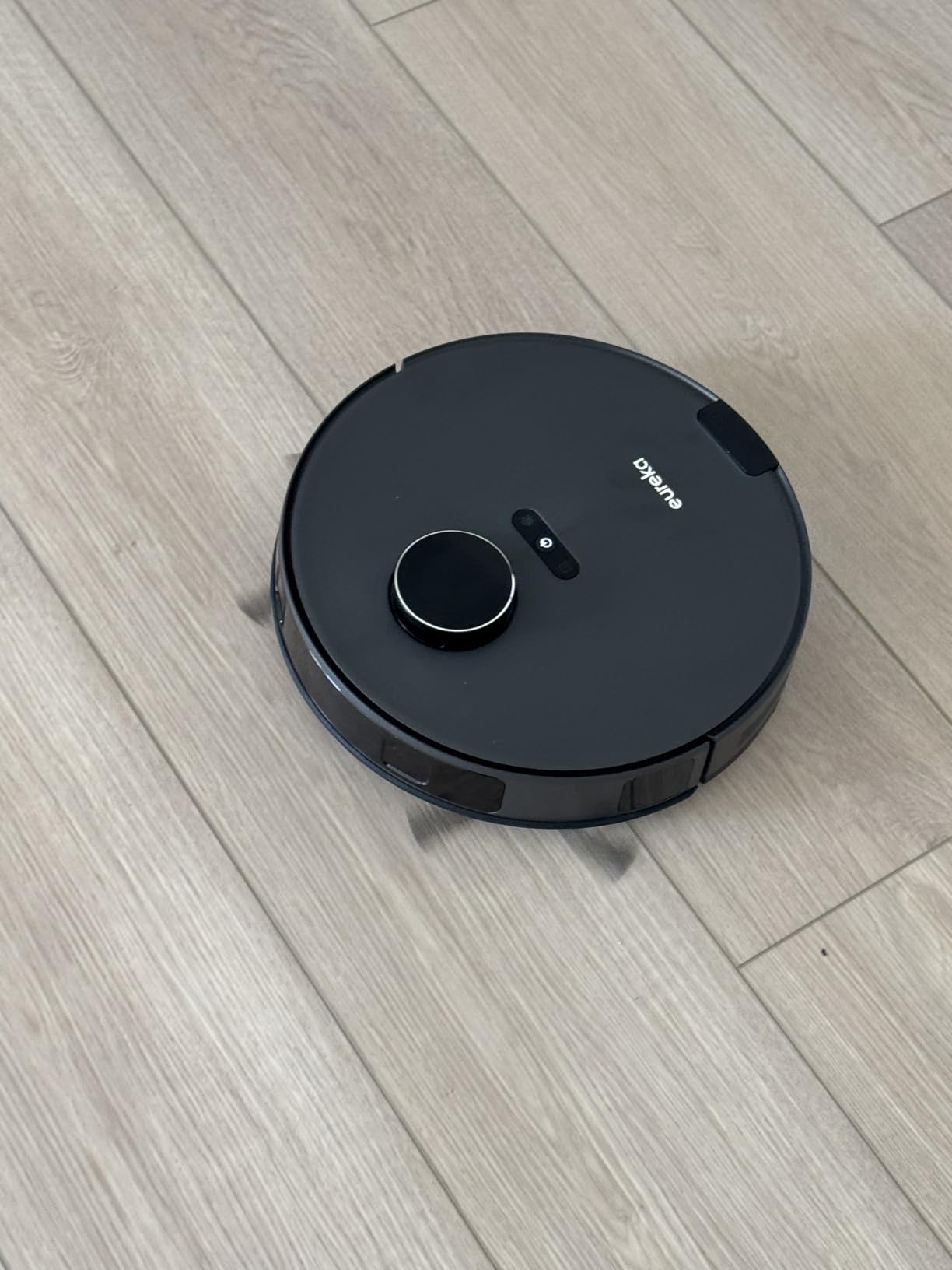 Eureka E20 Plus Robot Vacuum and Mop Combo, Robot Vacuum Cleaner with Bagless Self Emptying Station, 45-Day Capacity 8000Pa Suction Customer Review Eureka E20 Plus Robot Vacuum and Mop Combo, Robot Vacuum Cleaner with Bagless Self Emptying Station, 45-Day Capacity 8000Pa Suction - Customer Photo 2