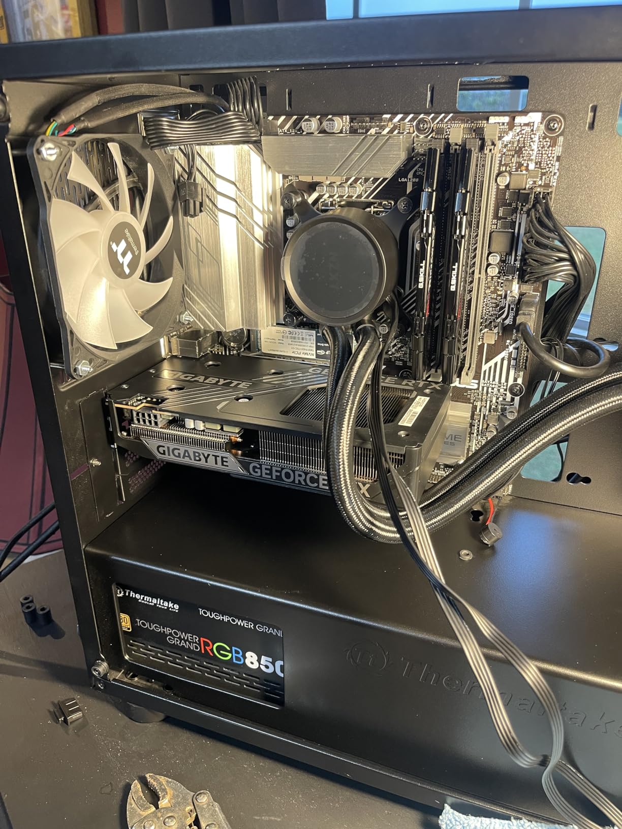 GIGABYTE GeForce RTX 5060 Gaming OC 8G Graphics Card, 8GB 128-bit GDDR7, PCIe 5.0, WINDFORCE Cooling System, GV-N5060GAMING OC-8GD Video Card Customer Review GIGABYTE GeForce RTX 5060 Gaming OC 8G Graphics Card, 8GB 128-bit GDDR7, PCIe 5.0, WINDFORCE Cooling System, GV-N5060GAMING OC-8GD Video Card - Customer Photo 1