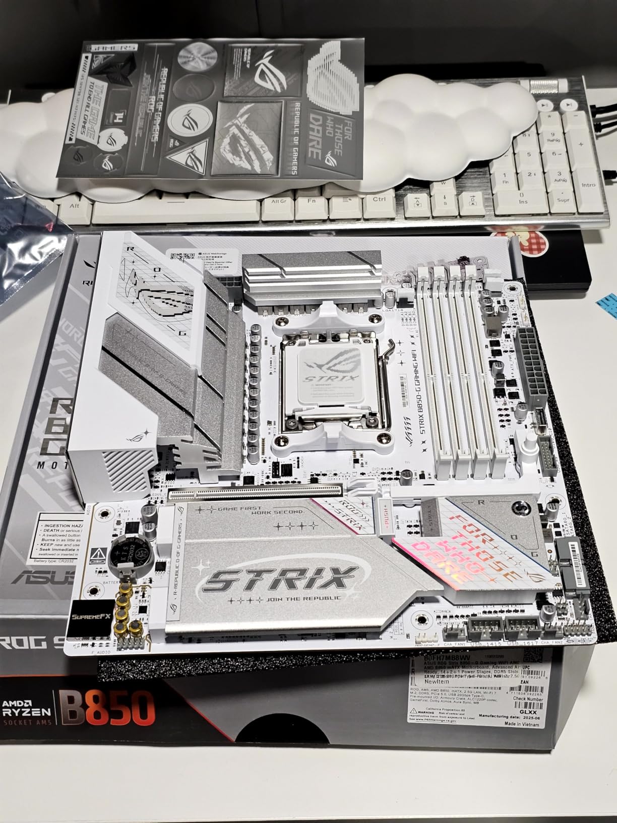 ASUS ROG Strix B850-A Gaming WiFi AMD AM5 B850 ATX Motherboard 14+2+2 Power Stages, DDR5 AEMP, 2.5G LAN, WiFi 7 with Q-Antenna, 4X M.2, PCIe® 5.0, USB 20Gbps Type-C, AI Networking II, ASUS AI Advisor Customer Review ASUS ROG Strix B850-A Gaming WiFi AMD AM5 B850 ATX Motherboard 14+2+2 Power Stages, DDR5 AEMP, 2.5G LAN, WiFi 7 with Q-Antenna, 4X M.2, PCIe® 5.0, USB 20Gbps Type-C, AI Networking II, ASUS AI Advisor - Customer Photo 1