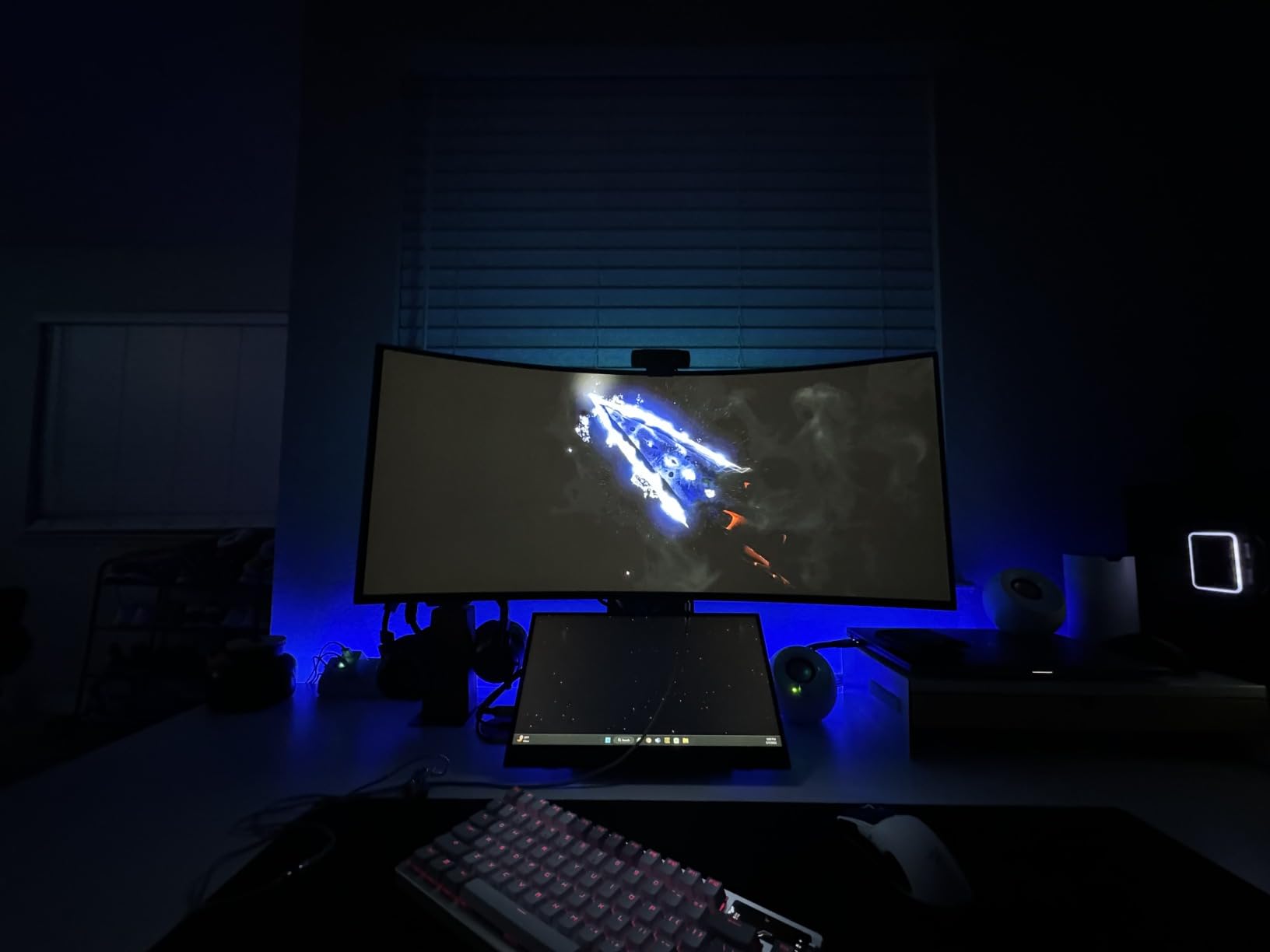 LG 27GS93QE 27-inch Ultragear OLED Gaming Monitor QHD 1440p 240Hz 0.03ms DisplayHDR True Black 400 AMD FreeSync Premium Pro NVIDIA G-Sync HDMI 2.1 DisplayPort Tilt/Height/Pivot Stand Black customer photo 2