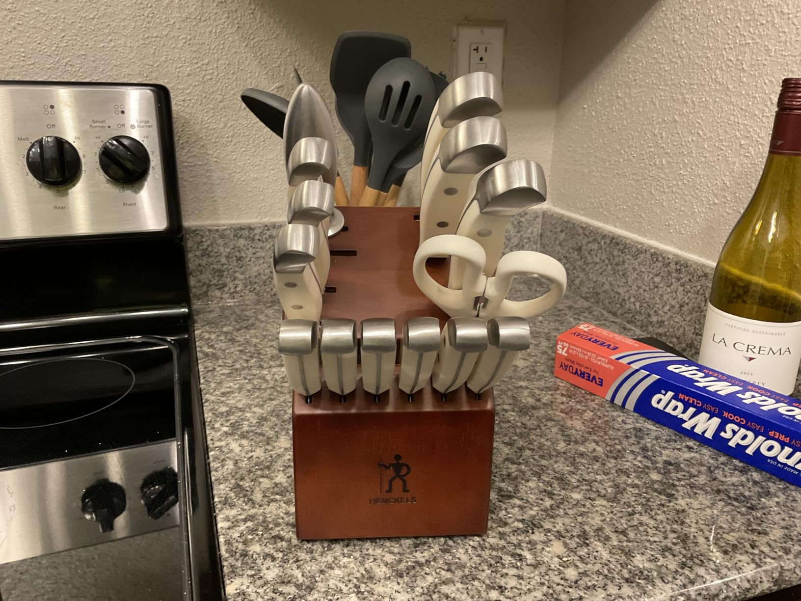 HENCKELS Statement Premium Quality 15-Piece Set with Block, Natural, Razor-Sharp, German Engineered Informed by 100+ Years of Mastery, Lightweight and Strong, Dishwasher Safe customer photo 1