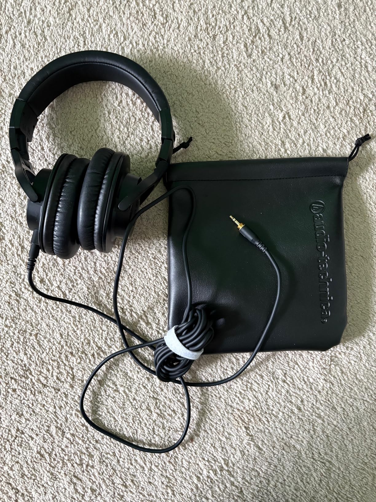 Audio-Technica ATH-M40x Professional Studio Monitor Headphone, Black, with Cutting Edge Engineering, 90 Degree Swiveling Earcups, Pro-Grade Earpads/Headband, Detachable Cables Included Customer Review Audio-Technica ATH-M40x Professional Studio Monitor Headphone, Black, with Cutting Edge Engineering, 90 Degree Swiveling Earcups, Pro-Grade Earpads/Headband, Detachable Cables Included - Customer Photo 1