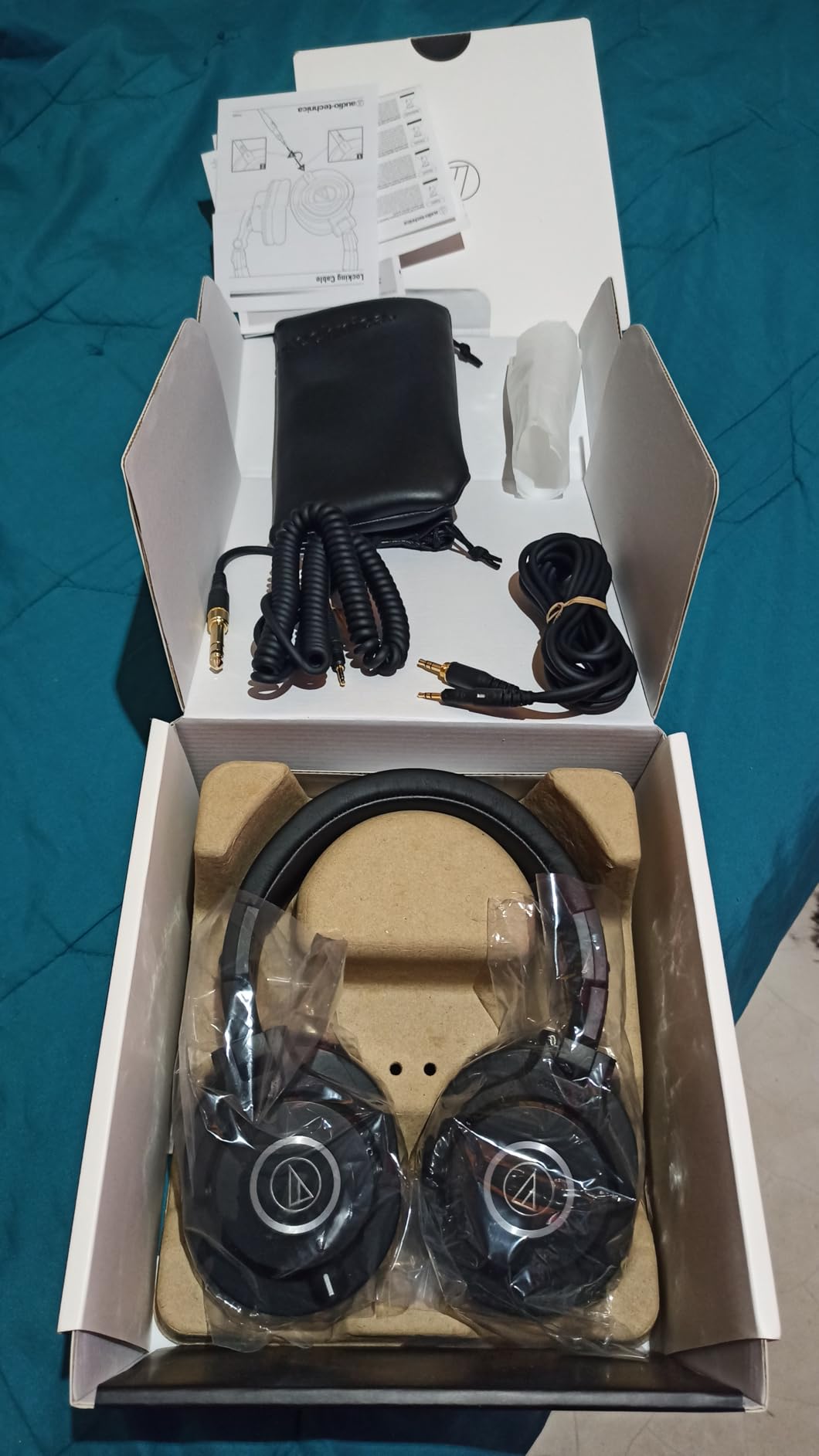 Audio-Technica ATH-M40x Professional Studio Monitor Headphone, Black, with Cutting Edge Engineering, 90 Degree Swiveling Earcups, Pro-Grade Earpads/Headband, Detachable Cables Included Customer Review Audio-Technica ATH-M40x Professional Studio Monitor Headphone, Black, with Cutting Edge Engineering, 90 Degree Swiveling Earcups, Pro-Grade Earpads/Headband, Detachable Cables Included - Customer Photo 2