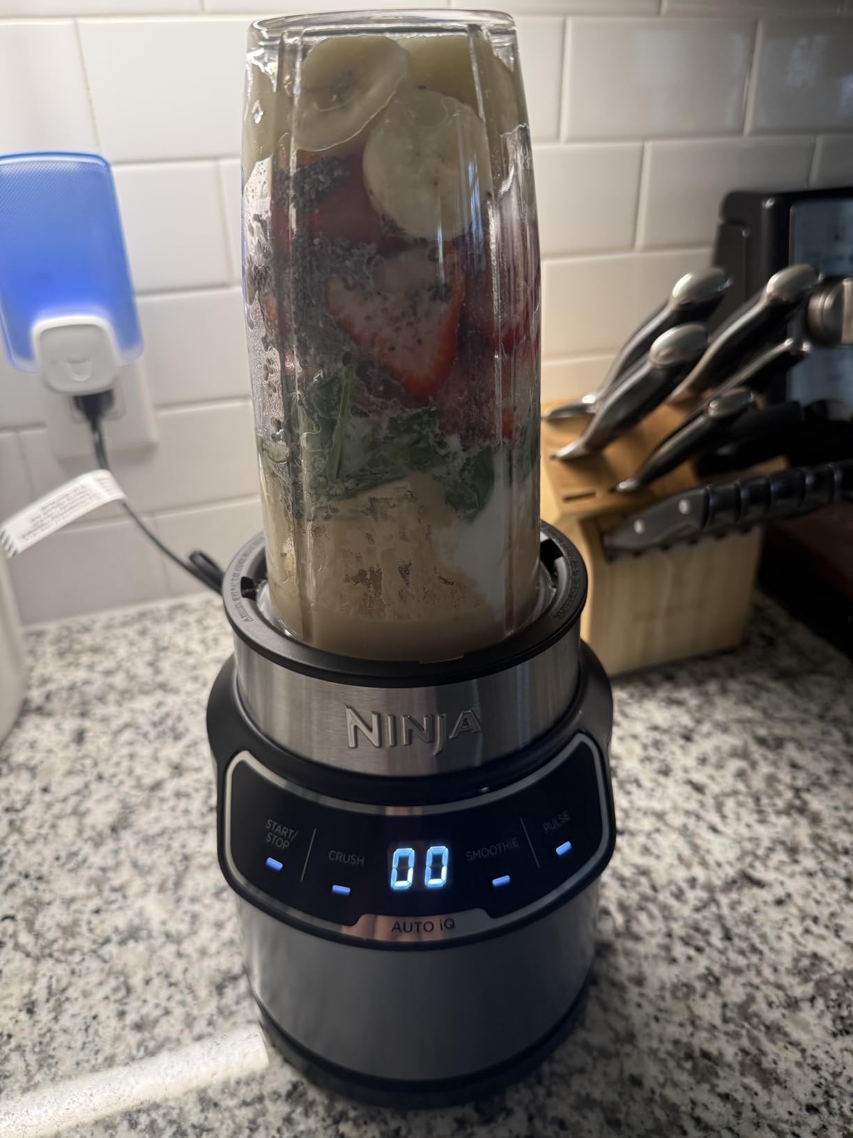 Ninja Nutri-Plus Personal Blender | Compact Push to Blend | Make Frozen Drinks, Smoothies, Sauces & More | With (3) 20 oz. To-Go Cups, (2) Spout-Lids & (1) Storage-Lid | 900 Peak Watt | Silver | BN301 customer photo 1