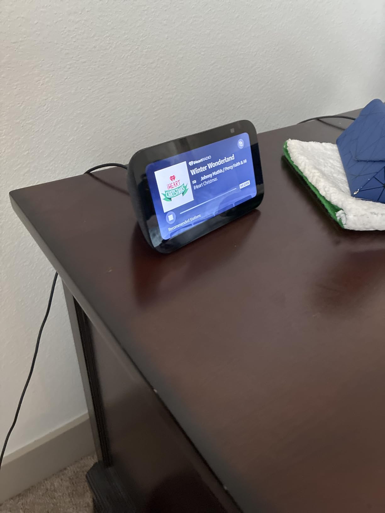 Amazon Echo Show 5 (newest model), Smart display, Designed for Alexa+, 2x the bass and clearer sound, Charcoal customer photo 2