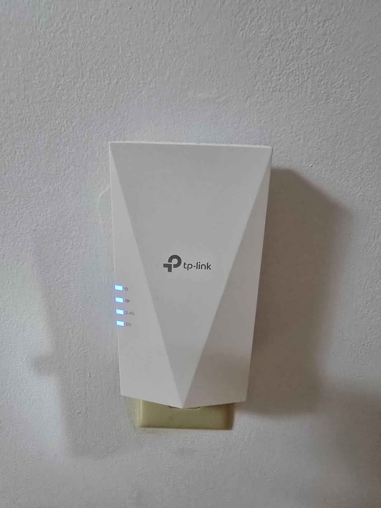 TP-Link AX1800 WiFi 6 Extender Internet Booster, Covers up to 1500 sq.ft and 30 Devices, Dual Band Wireless Signal Booster Repeater, Gigabit Ethernet Port, AP Mode, OneMesh Compatible(RE600X) - Customer Photo 1