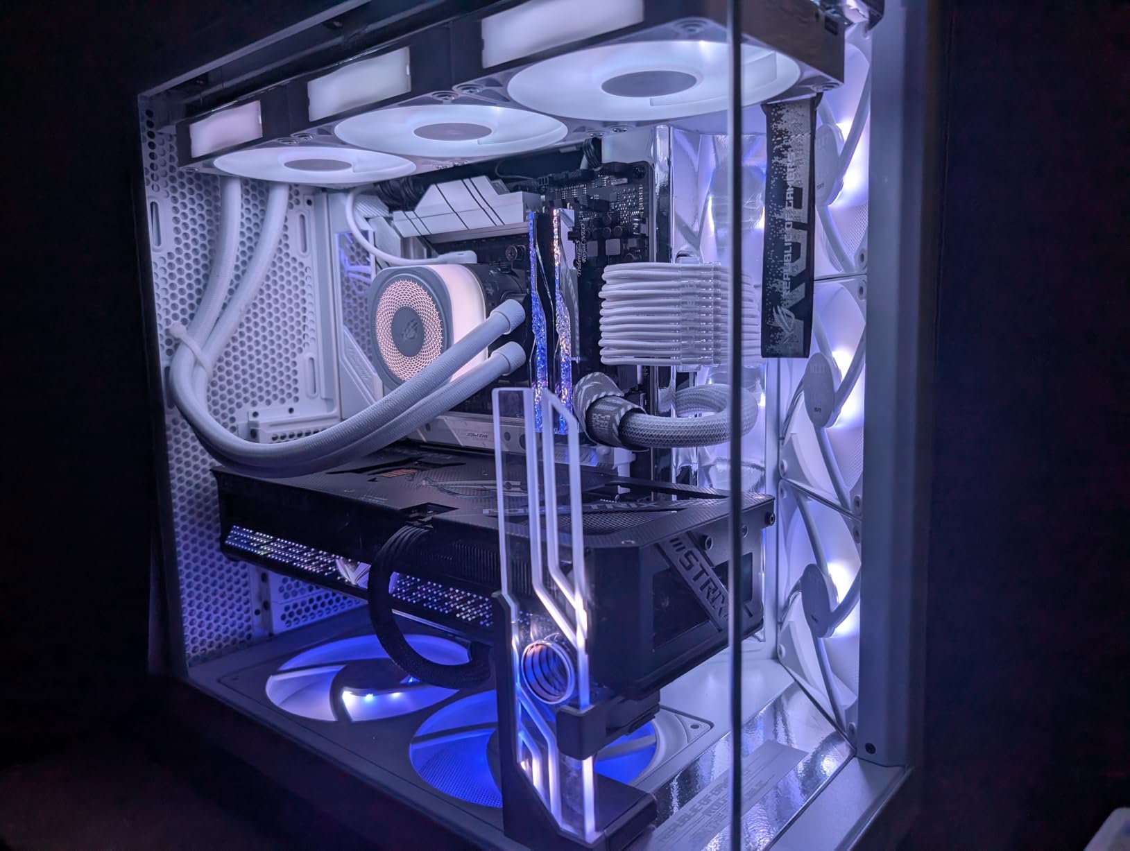 ASUS ROG Herculx Graphics Card Anti-Sag Holder Bracket (Solid Zinc Alloy Construction, Easy Toolless Installation, Included Spirit Level, Adjustable Height, Wide Compatibility, Aura Sync RGB) - Customer Photo 1