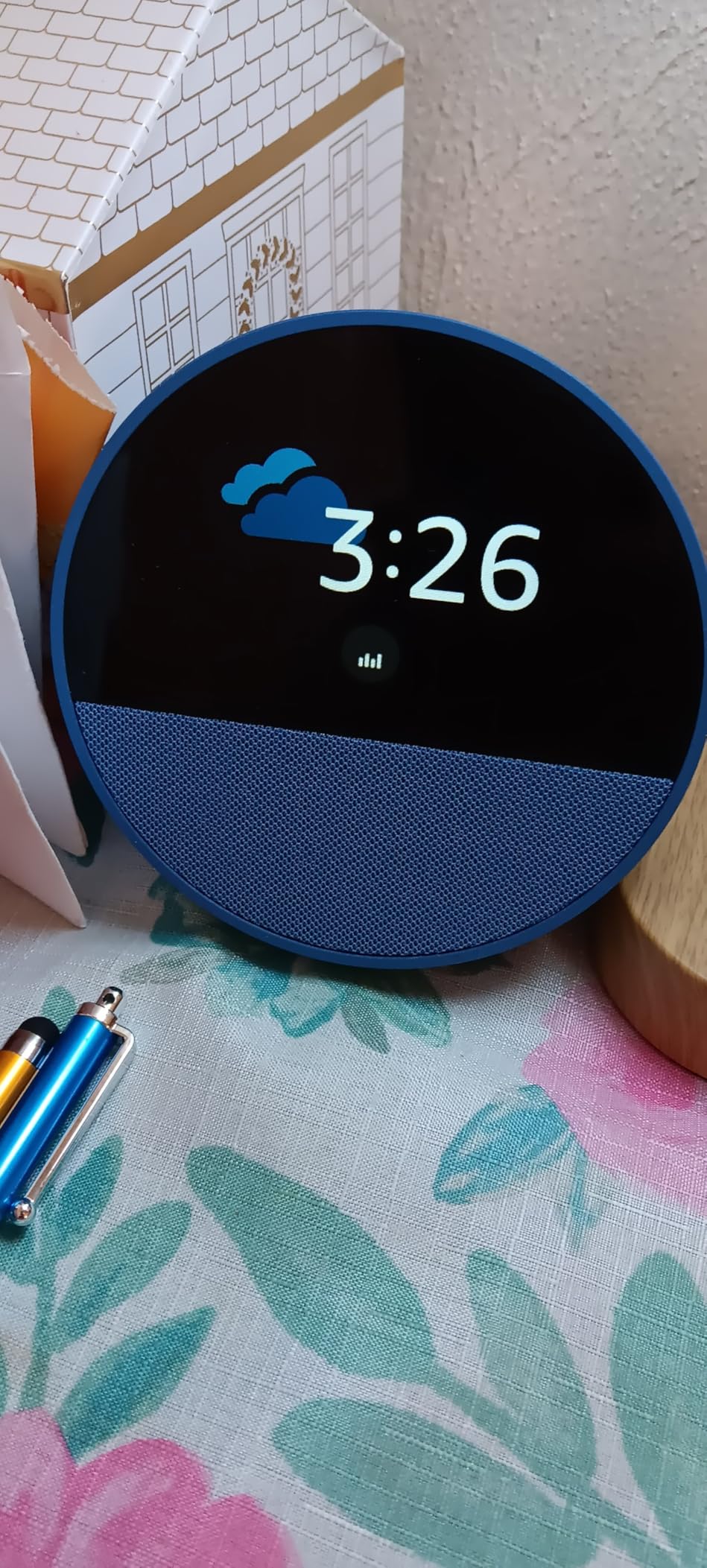 Amazon Echo Spot (newest model), Great for nightstands, offices and kitchens, Smart alarm clock, Designed for Alexa+, Black customer photo 2