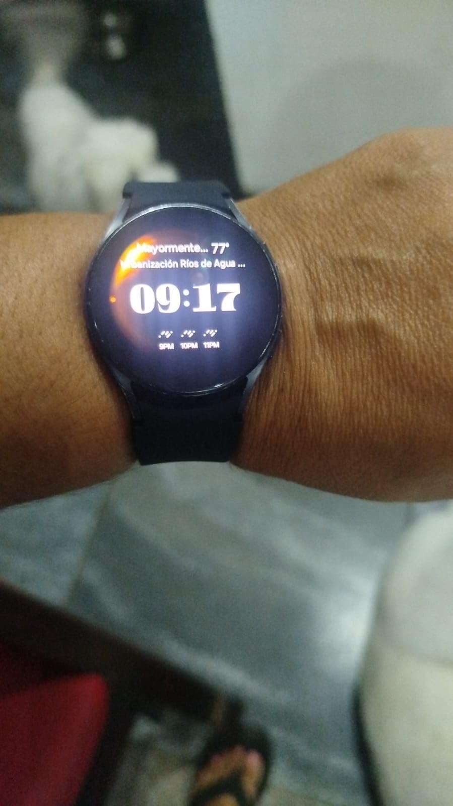 SAMSUNG Galaxy Watch 5 40mm Bluetooth Smartwatch w/Body, Health, Fitness and Sleep Tracker, Improved Battery, Sapphire Crystal Glass, Enhanced GPS Tracking, US Version, Gray (Renewed) customer photo 2
