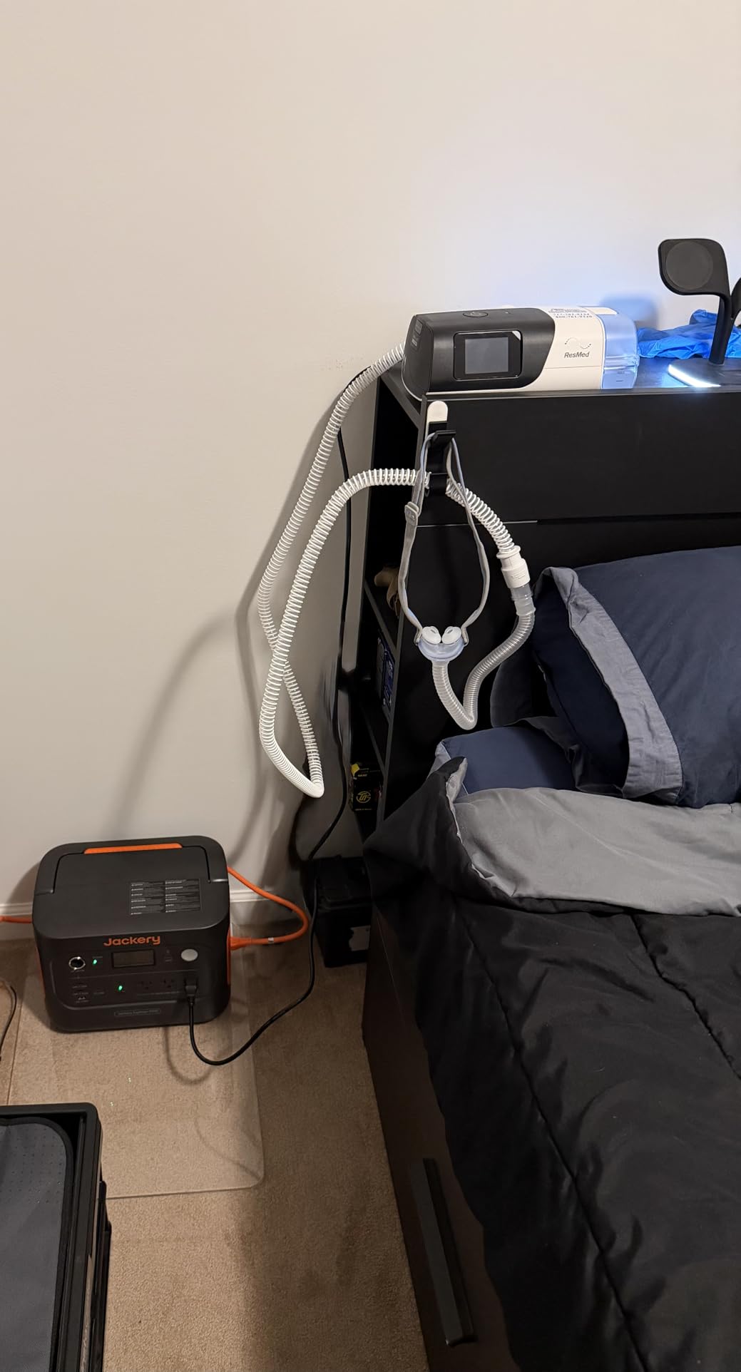 Jackery Solar Generator 1000 v2 with 200W Solar Panel,1070Wh Portable Power Station LiFePO4 Battery,1500W AC/100W USB-C Output, 1Hr Fast Charge for Outdoor,Off-Grid Living,RV,Emergency - Customer Photo 1