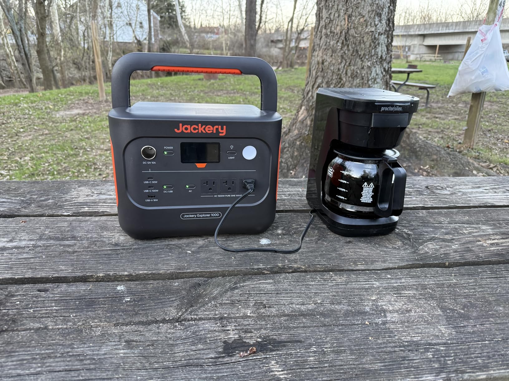 Jackery Solar Generator 1000 v2 with 200W Solar Panel, 1070Wh Portable Power Station LiFePO4 Battery, 1500W AC/100W USB-C Output, 1Hr Fast Charge customer photo 2