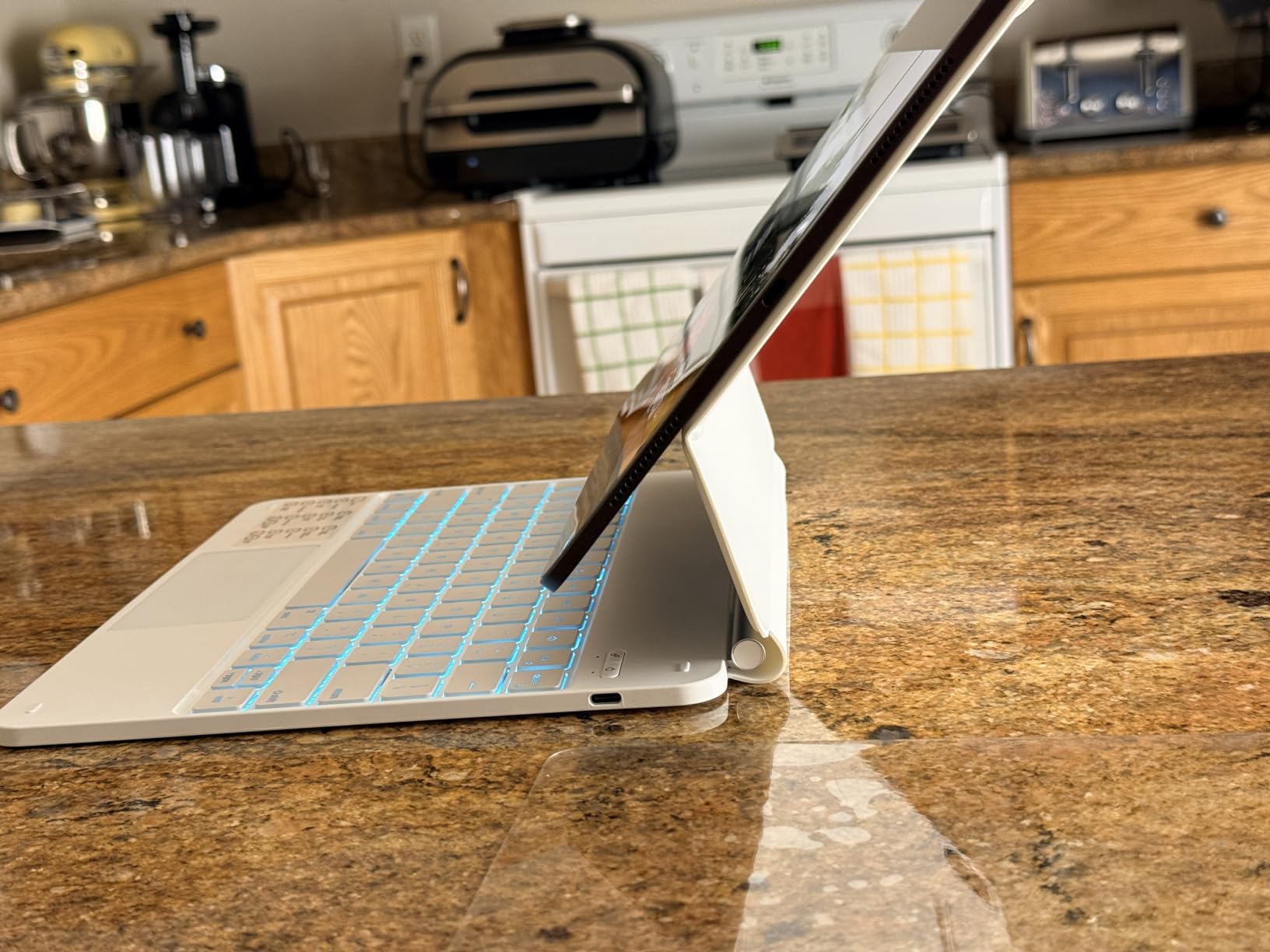 iPad Pro 13-Inch (M4): Built for Apple Intelligence, Ultra Retina XDR Display, 256GB, 12MP Front/Back Camera, LiDAR Scanner, Wi-Fi 6E, Face ID, All-Day Battery Life — Space Black Customer Review iPad Pro 13-Inch (M4): Built for Apple Intelligence, Ultra Retina XDR Display, 256GB, 12MP Front/Back Camera, LiDAR Scanner, Wi-Fi 6E, Face ID, All-Day Battery Life — Space Black - Customer Photo 2